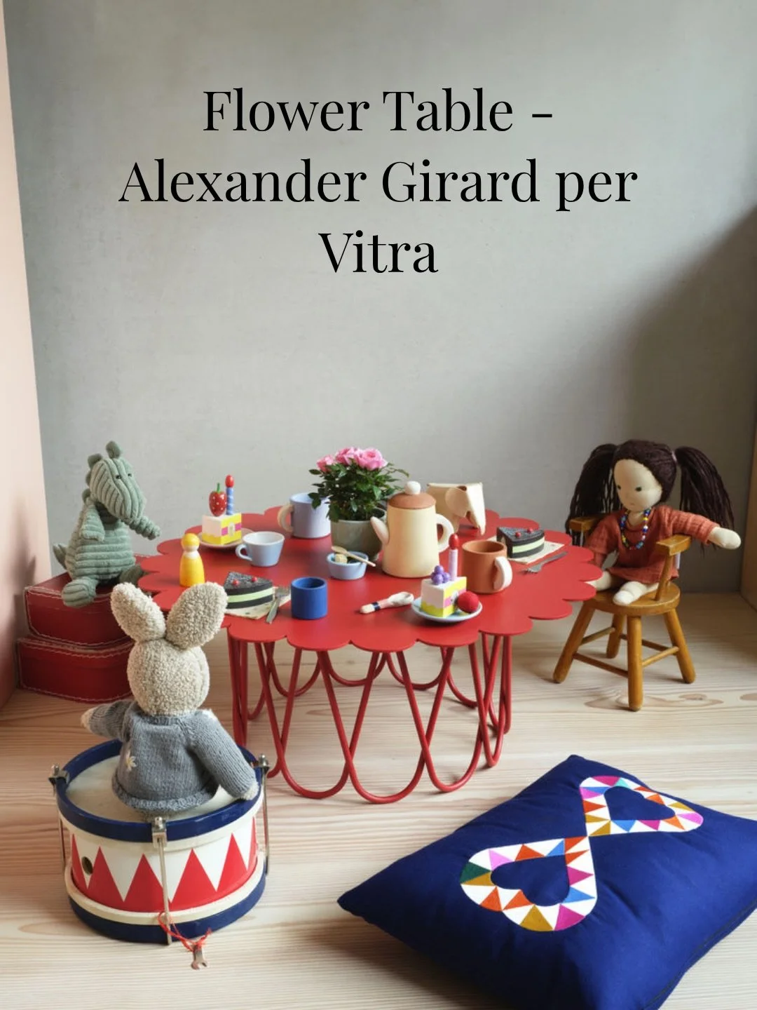 🌸 Il Flower Table nasce a met&agrave; degli anni &lsquo;50 come pezzo unico in ottone, progettato da Alexander Girard per Xenia Miller. &Egrave; ancora l&igrave;, nella Miller House di Columbus.

Dal 1977 Vitra lo produce in acciaio verniciato a pol