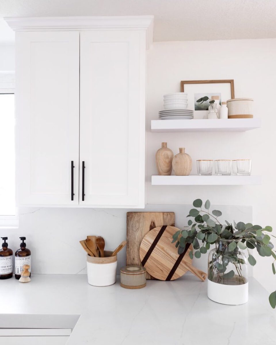 Working on a couple of kitchen designs at the moment, and how dreamy is this all white number!

Do you love a light and bright kitchen, or do you prefer something dark and moody?

Give this post a 👍🏻 if you&rsquo;re on the light side!

Found on @pi