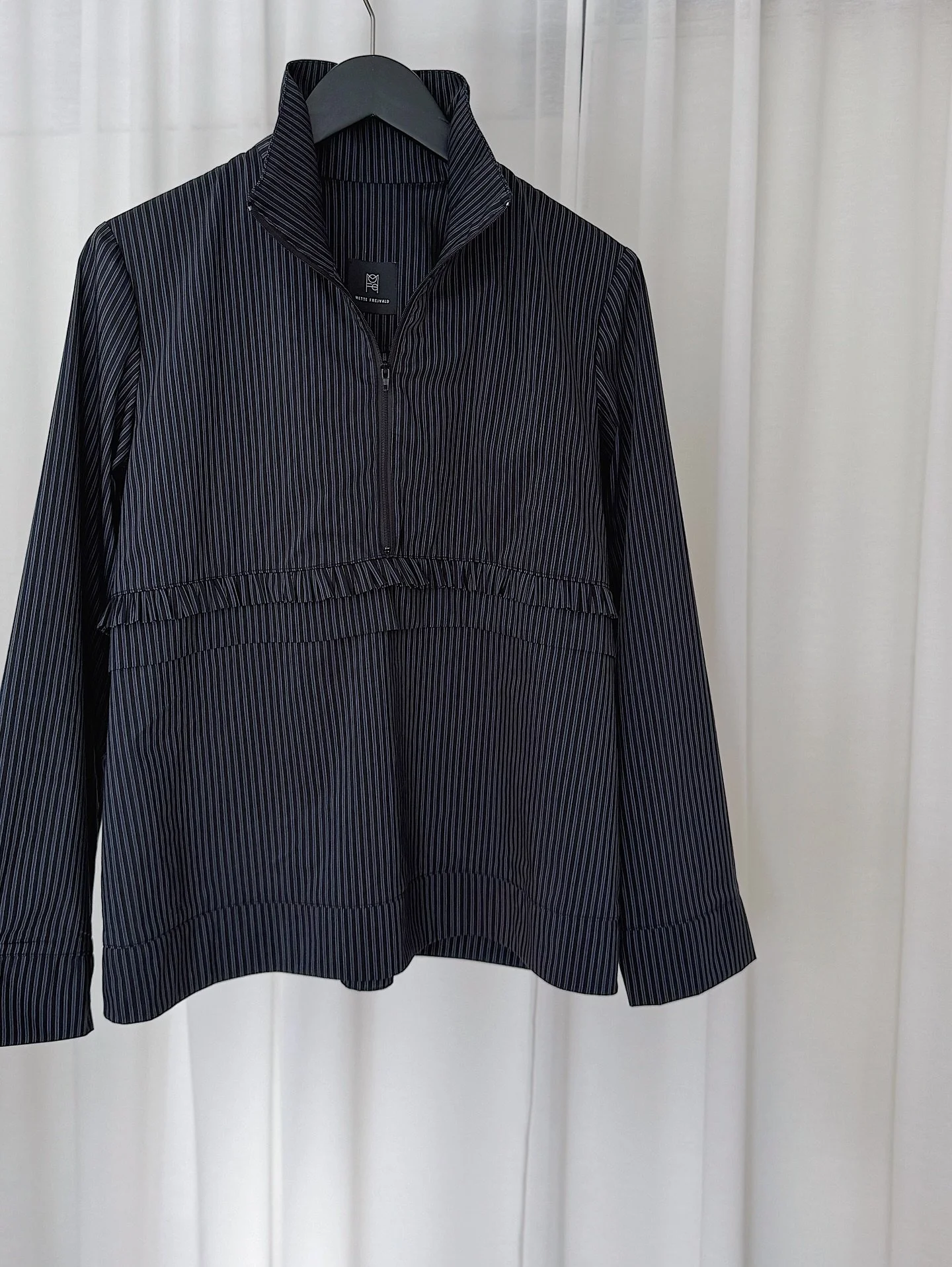 ELLI skjorten &amp; CARLA bukserne 🫐 

P&aring; hjemmesiden nu. 

MEN I har v&aelig;ret hurtige siden det f&oslash;rste Sneak Peek af s&aelig;ttet 🙏🏻💙 og det er allerede t&aelig;t p&aring; udsolgt.

Jeg kan lave 1 s&aelig;t i en lille st&oslash;r