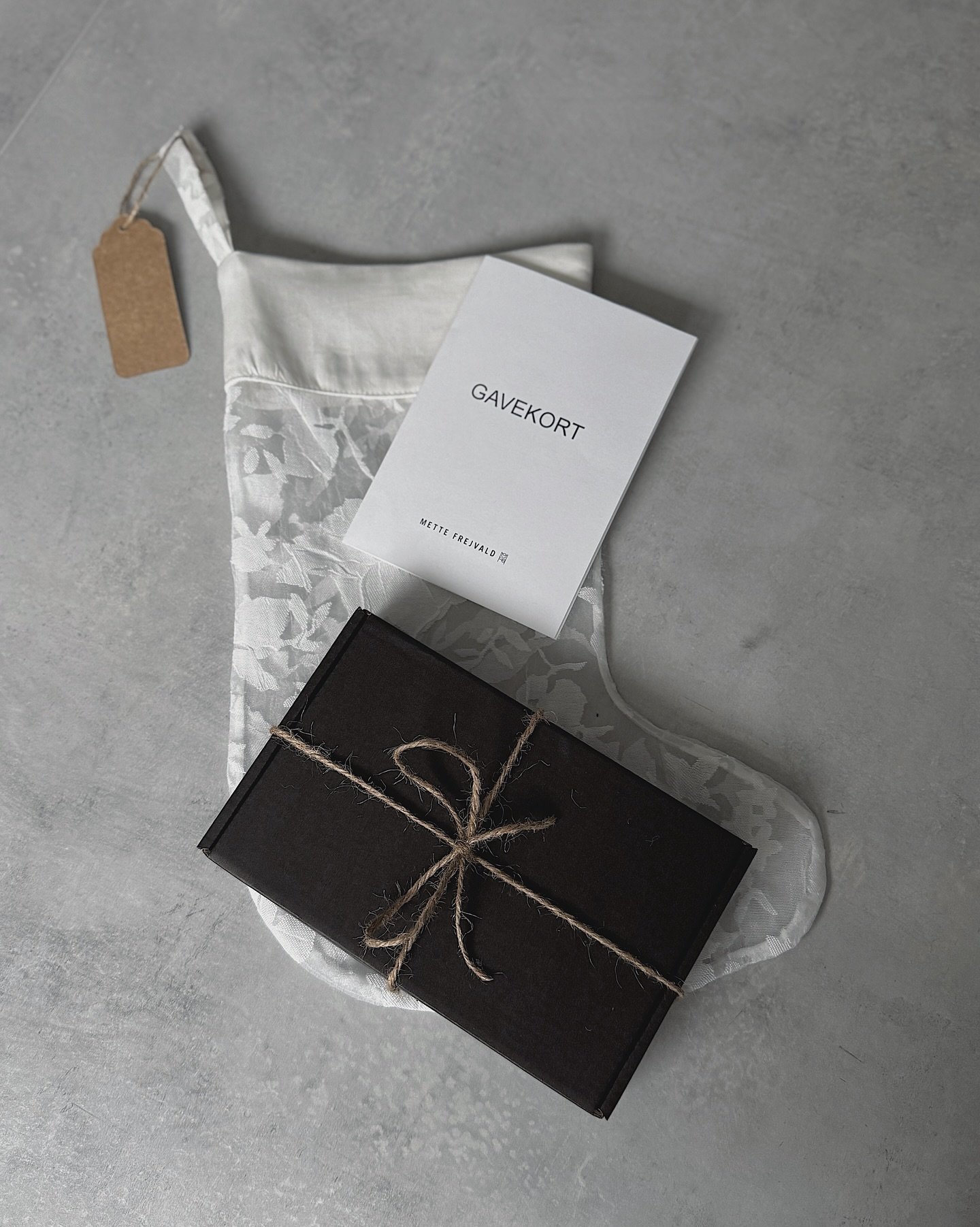 🎅🏻 GAVEKORT 🎅🏻

Nu kan du bestille eller &oslash;nske dig &aring;rets gavekort 🌲
Som altid f&oslash;lger der en h&aring;ndlavet gave med og i &aring;r er det en smuk julesok syet i mine blonde og tencel rester.
Brug den som pynt &aring;r efter &