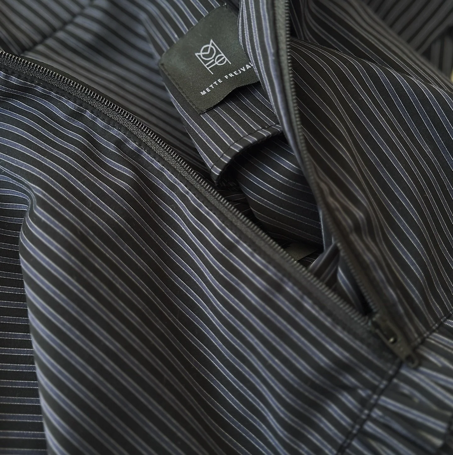 ✨ Endelig ✨ 
Nye ELLI-bluser er p&aring; vej &ndash; med rabat til de hurtige 🤍

ELLI-blusen blev hurtigt udsolgt og nu har jeg fundet nye metervarer, som jeg har gl&aelig;det mig meget til at vise jer 🫶🏻

De 4 nye farver/m&oslash;nstre kan allere