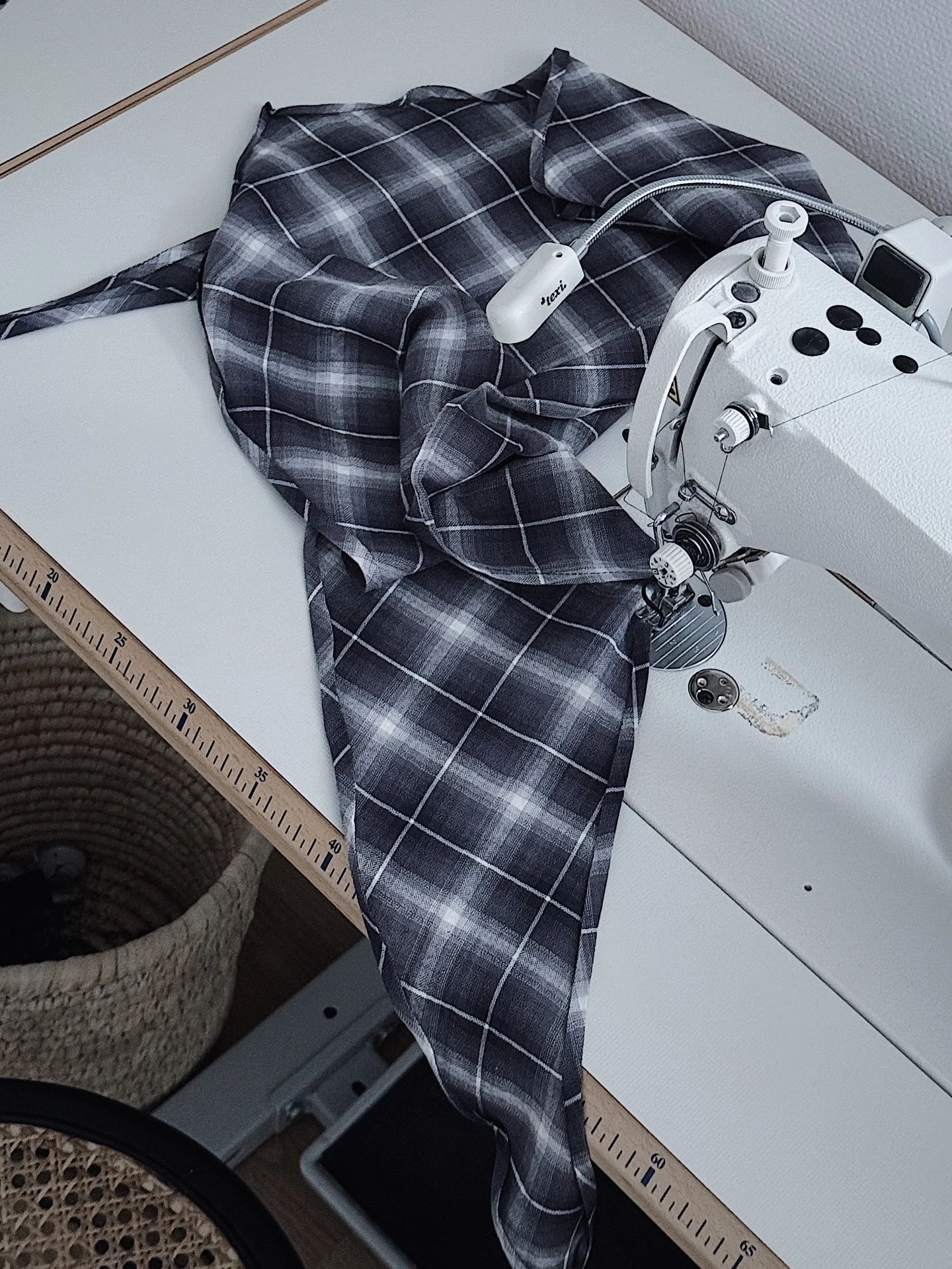 Glimt fra v&aelig;rkstedet🪡 Bestillinger og nyt p&aring; vej 🩵

&mdash;&mdash;&mdash;&mdash;&mdash;&mdash;&mdash;

#mettefrejvald 
#imadeit 
#tartanskirt 
#slowfashiondesigner 
#inthestudiotoday