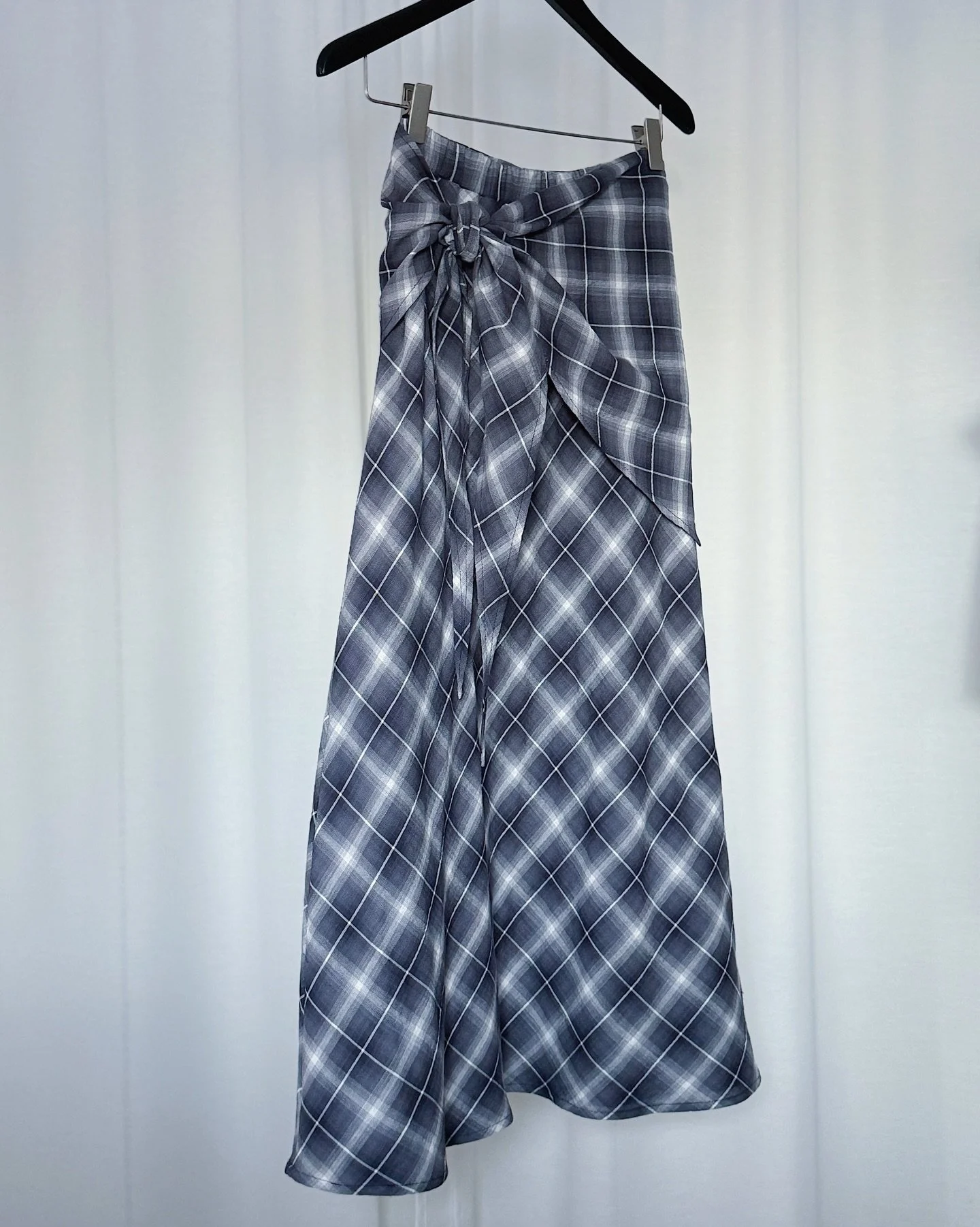 IRIS nederdelen er endelig p&aring; hjemmesiden 🩶🩵 Faktisk blev den udsolgt inden jeg knapt fik den vist til jer 🙏🏻🫶🏻 Men nu har jeg k&oslash;bt det allersidste stof p&aring; rullen og det er igen muligt at bestille nederdelen. 
Nederdelen kan 