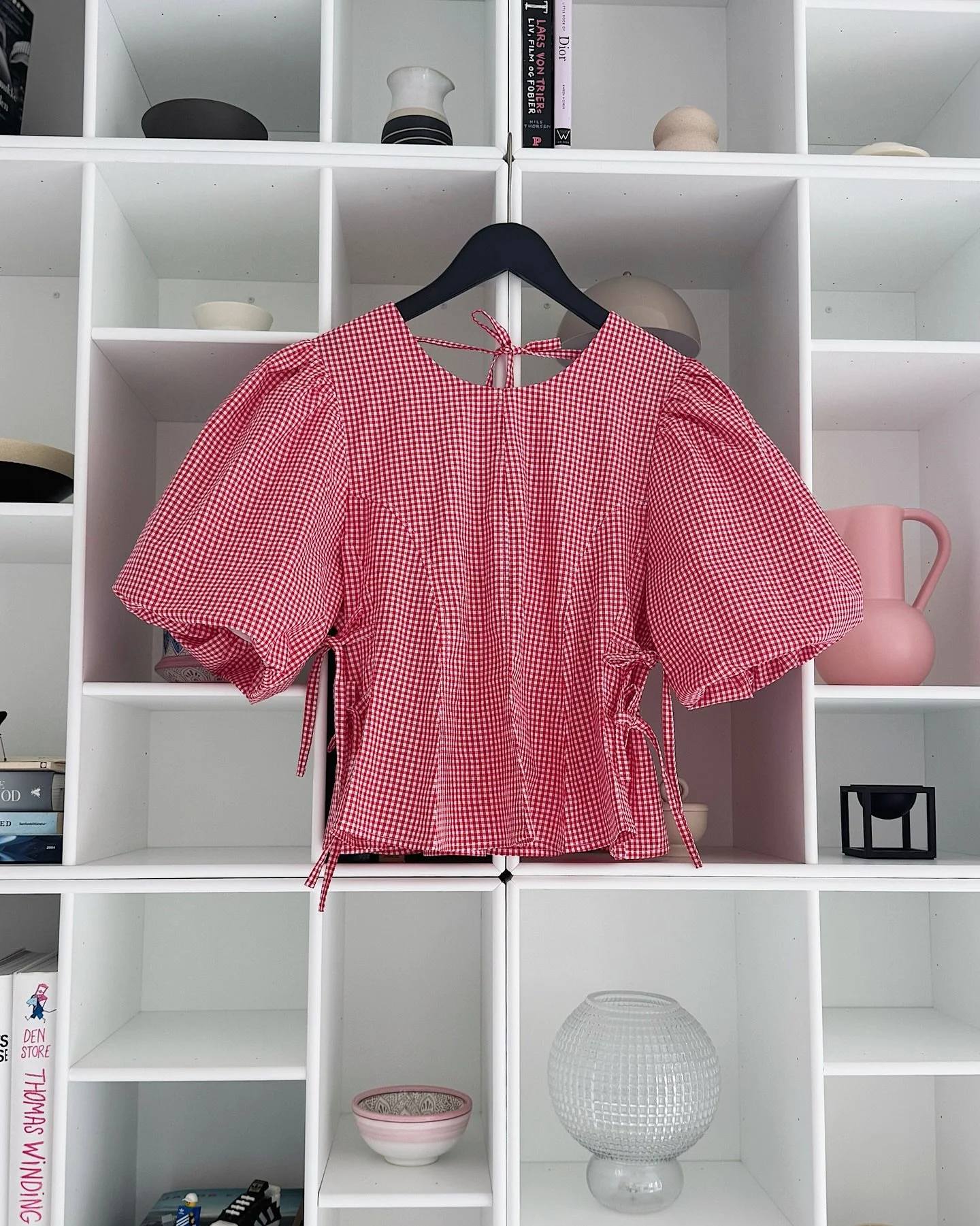 Ternet bluse 🎀 SILKE blusen syet i ternet bomuld 🌹
Blusen bliver skabt til dig og dine m&aring;l. 
Bestil via hjemmesiden &hearts;️

&mdash;&mdash;&mdash;-

#Mettefrejvald
#danskdesign
#danskproduceret 
#slowfashion 
#fashion