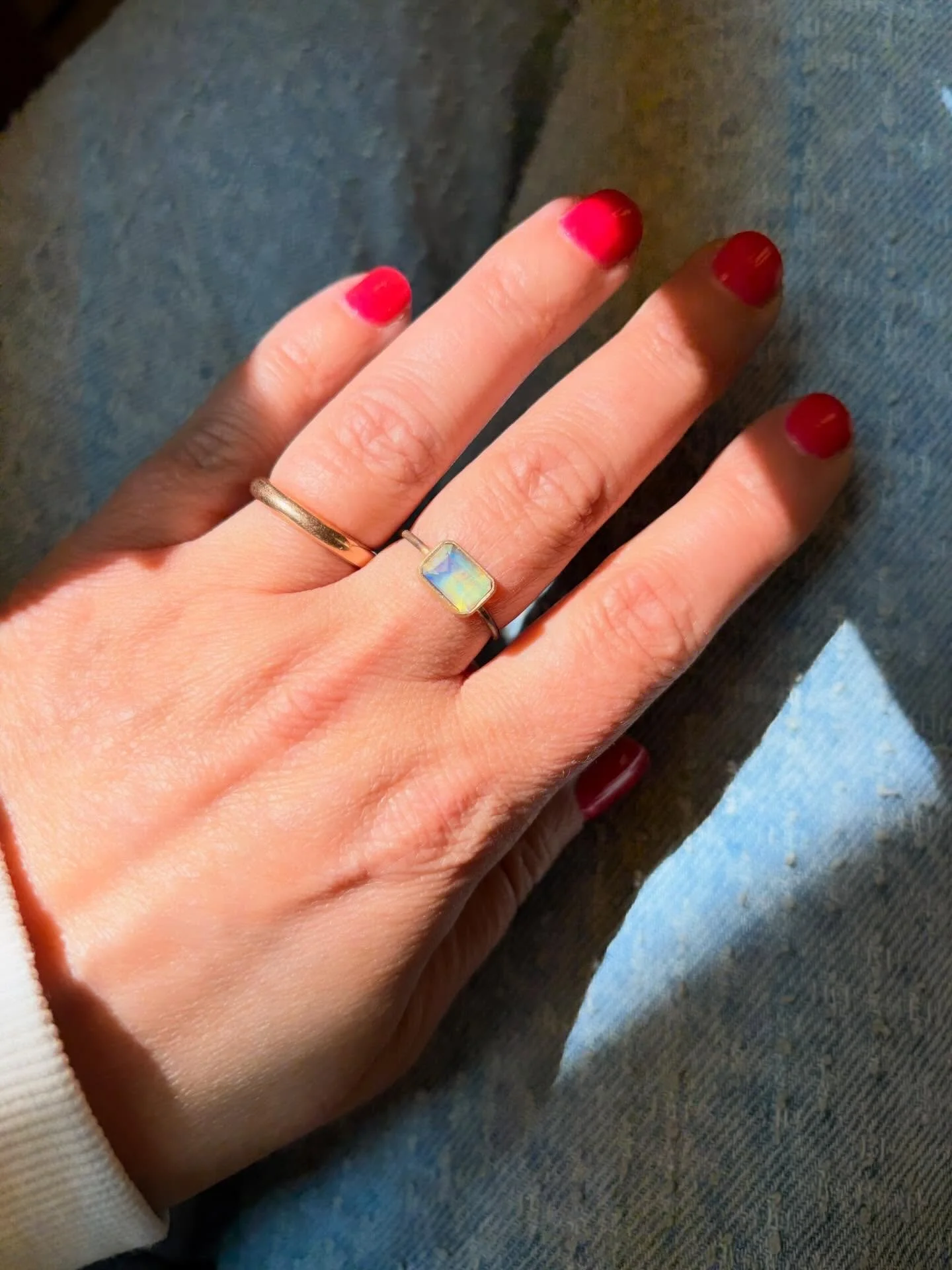 A stone so full of surprises, it catches fire in flashes and shifts from violet to yellow in a dreamlike ombr&eacute; you didn&rsquo;t even know existed.

Rare ✹ Extraordinary ✹ Marvellous
(Just like you)