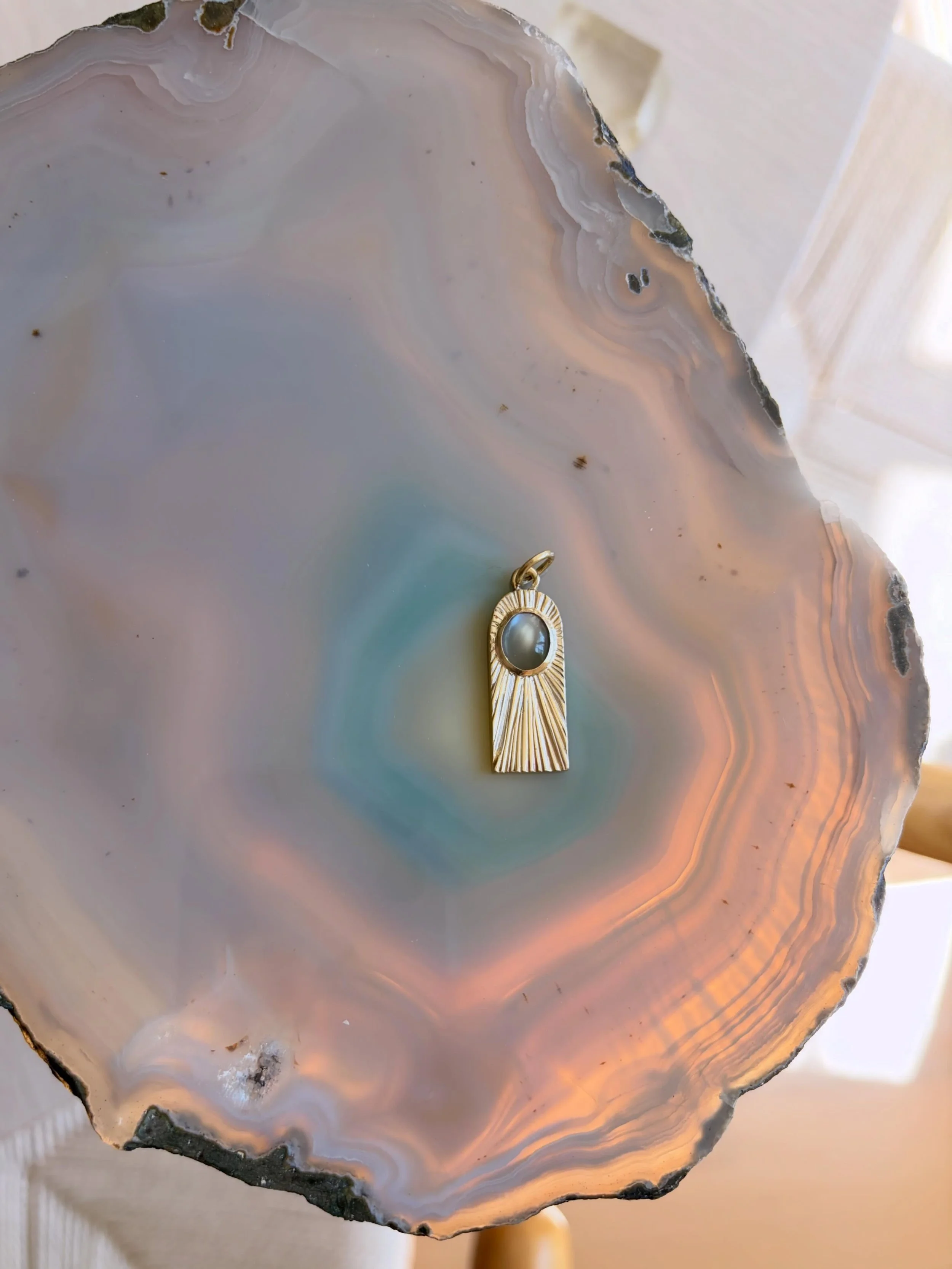 Me trying to take product shots but actually just getting really distracted by the props instead ✨

#flatlayinspiration #laceagate #moonstonejewelry