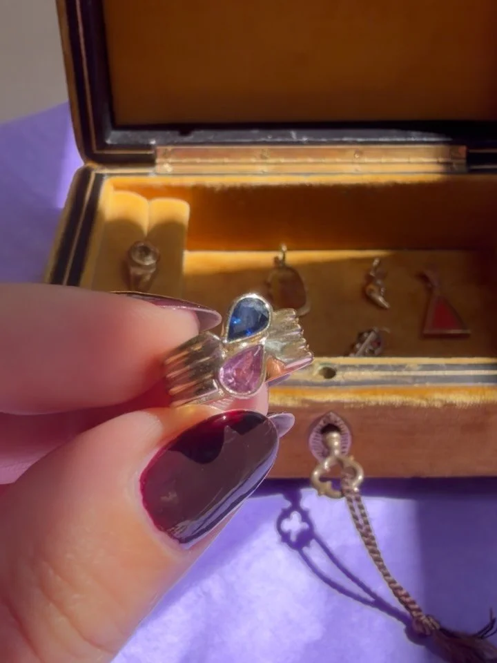 The Toi et Moi Pinky ✦

Next is this perfectly tiny toi et moi pinky ring, pairing a teardrop sapphire with a ruby. A sweet little thing at an even sweeter price.

I love the unusual combination of the two stones and the way their different colours p