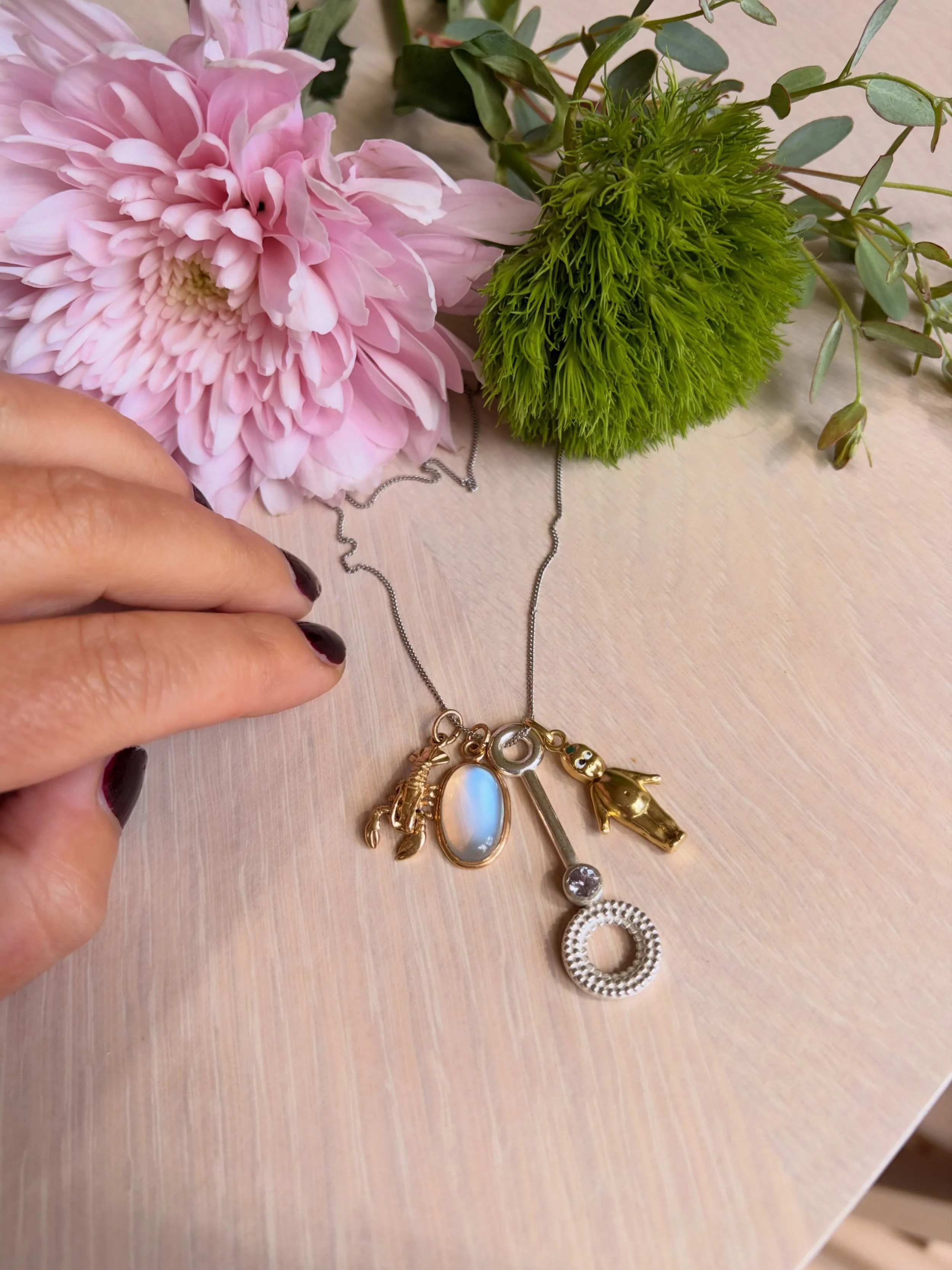 Daily Charm Jumble ✹

A little collection of things that caught my eye today. Inspired by all of YOU lovely followers and all your beautiful jewellery styling photos. I decided I wanted to try something too.

The new gemmy bubble wand, playing happil