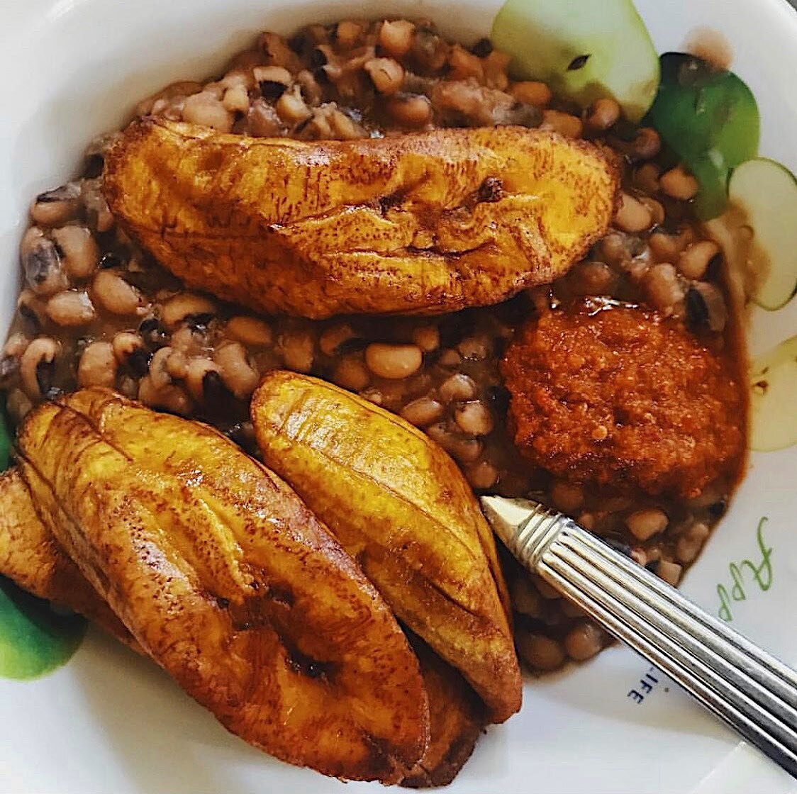 Breakfast✨

Warm, steamy, savory black eyed beans, sweet fried plantain and spicy shito makes a mighty &amp; tasty AF breakfast bowl 🥣 

🌶🍌🇬🇭