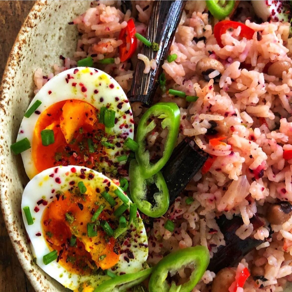 Leftover Waakye rice and beans with some jammy eggs, hibiscus salt, chives and some extra green chilies 🌶 

Took us direct to yumtown🤤

#ghanabetasty 🇬🇭