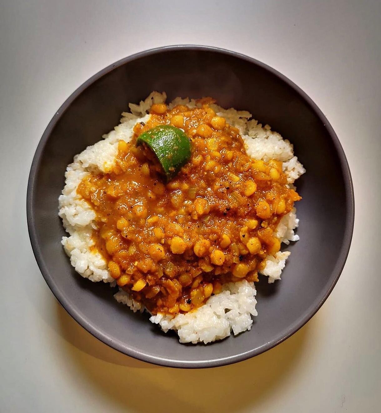 Ghana Dahl✨

Another @ghanakitchen classic 

Made with yellow split peas, scotch bonnets, kpakpo shitos, chale sauce, turmeric and @zoeadjonyoh Ghanaian 5 spice mix💥

We love eating Dahl with fried banku 🤤 or as pictured, plain rice🍚 

You know it