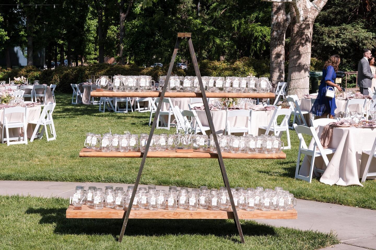 Creative seating charts can double as decor and a gift for the guests! 🥰 I wrote each guest&rsquo;s name on a tag attached to these mason jars, and I love how it turned out! Brilliant planning by @allthedeets_ 💕