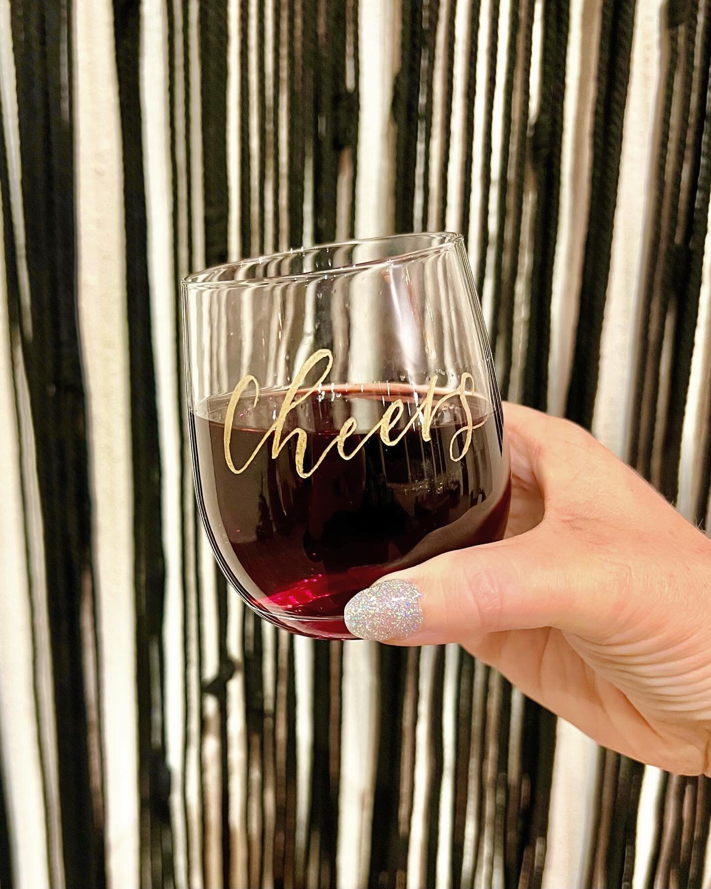 Cheers to Friday! I hope you have a great weekend filled with rest and enjoyment. 
#engraving #engraved #engravedgifts #engravedwineglass