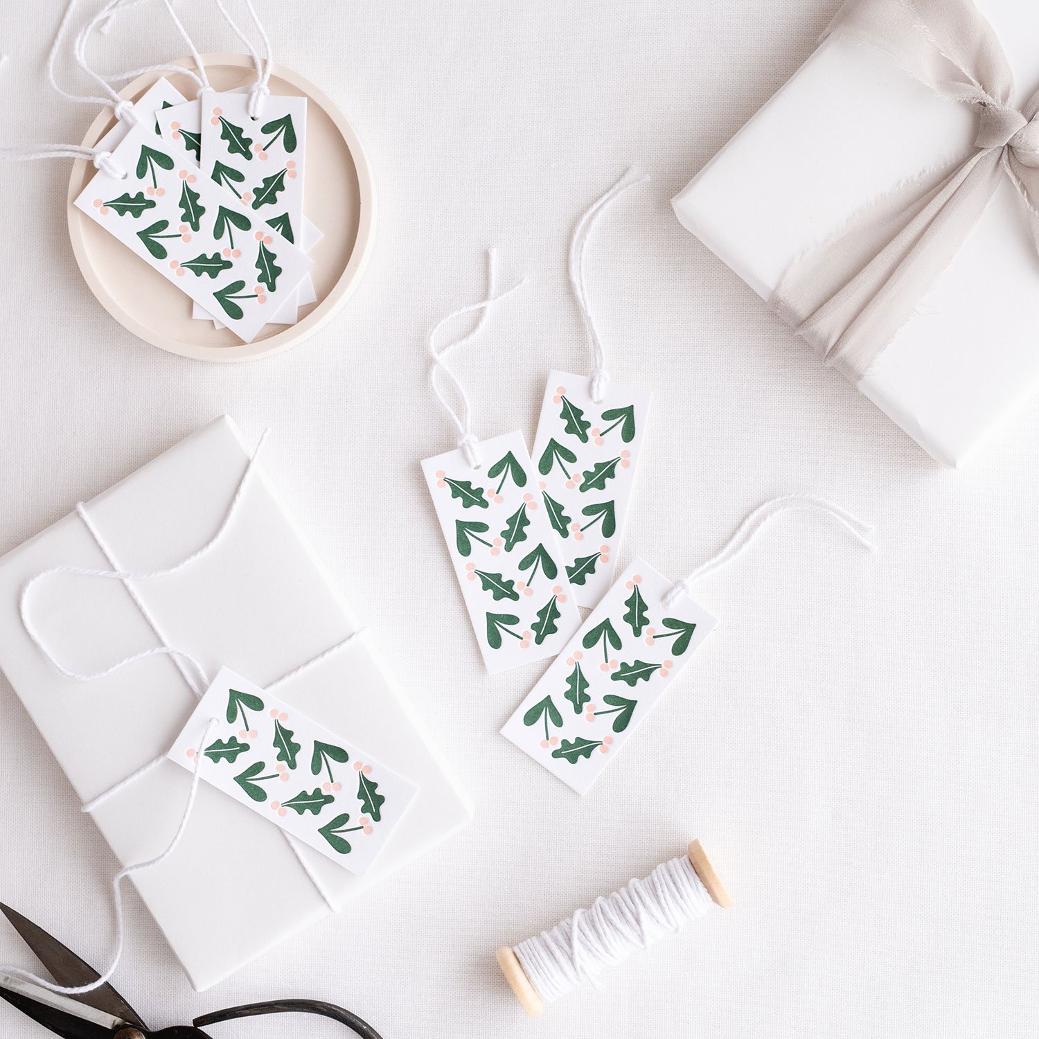 mistletoe-and-holly-gift-tags.jpg