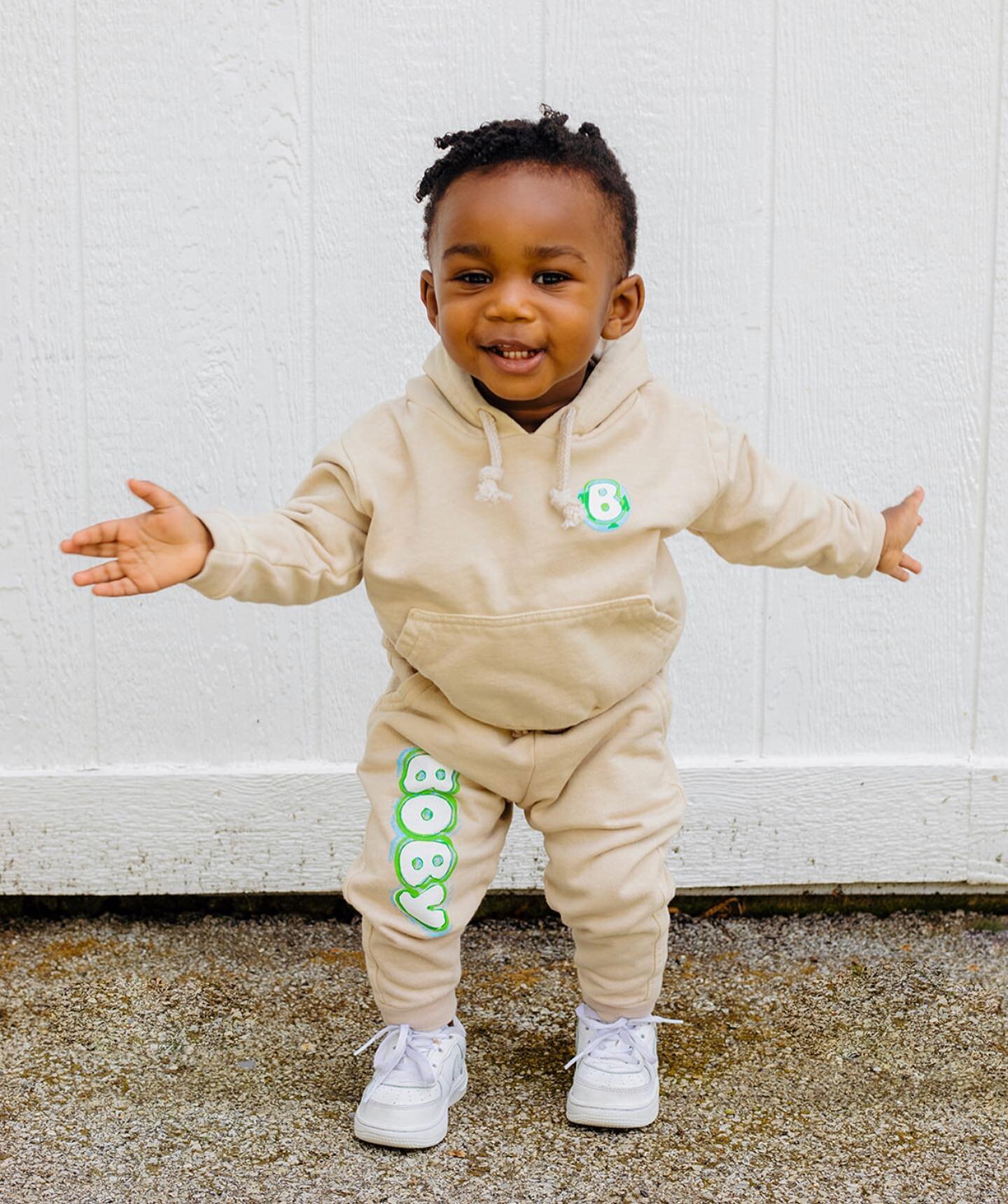 Did you know we updated our sizing? 12 month sizing is now available on WorldofBoby.com ☁️✨ 

BOBY Kid Canaan is seen wearing our Future Healers jogger set in the color SAND 🤎 What size is your toddler currently wearing?