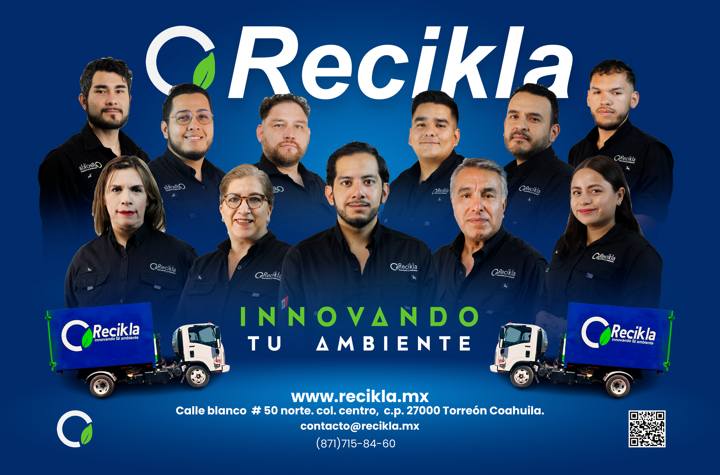 Equipo de empleados de Recikla en uniforme, logotipo y camiones de reciclaje, con fondo azul y texto promocional en español.