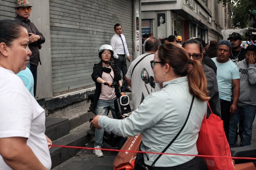 Una manifestacion de comerciantes en Eje Central, abajo de la Torre Latina, porque con los bloqueos de CNTE y el FIFA FAN FEST tienen dificultad con sus actividades. 
El cierre de la calle a motos y carros provoca una pelea entre manifestantes y la g