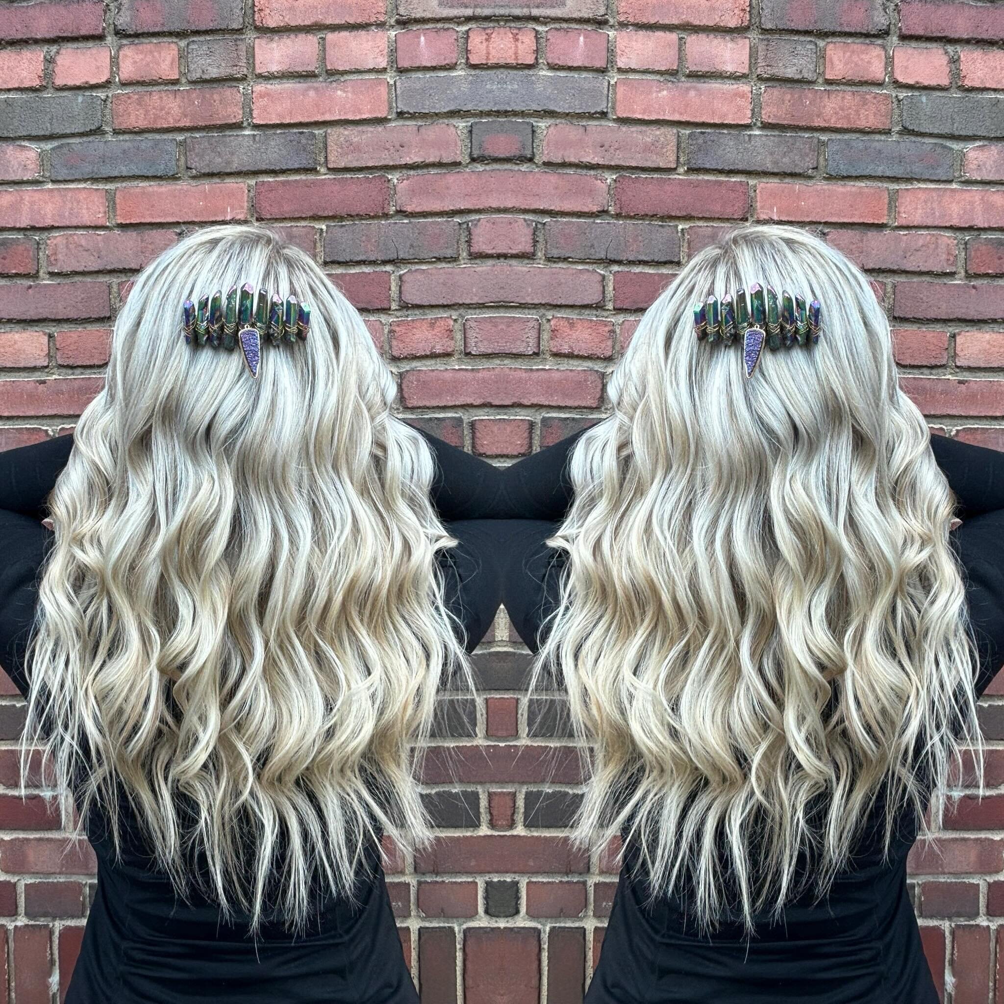 🔥🔥That platinum blonde though 🔥🔥 @chaos.crystals  @prettyinaminute  @pravana  @k18hair 

#whiteblondehair#wavyhair#platinumhair