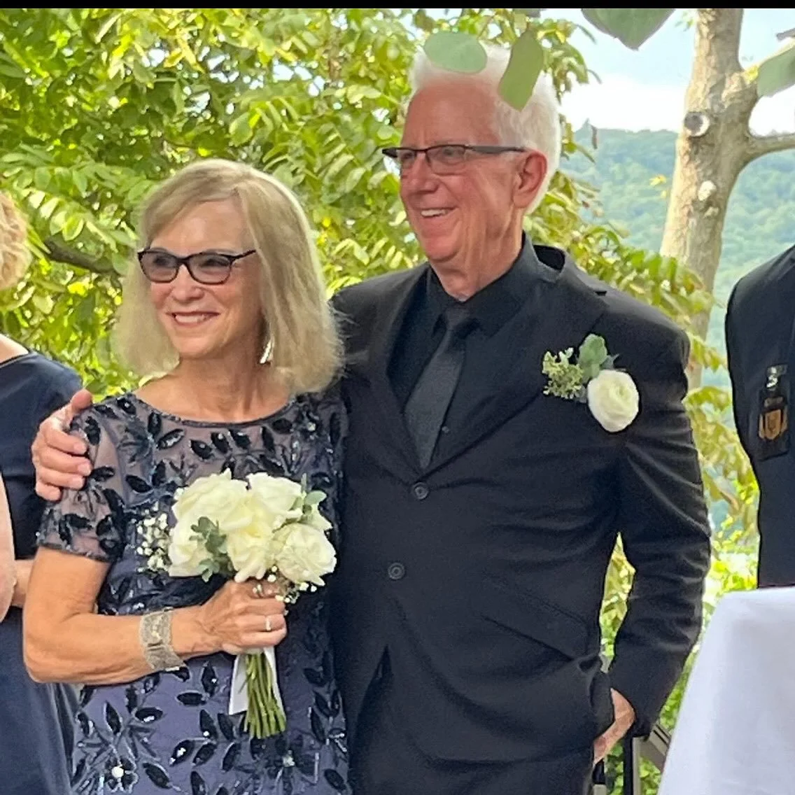 My gorgeous bride that i made a custom topper for ! How beautiful is she? You can’t even tell!!
#hairtoppers#customhairtoppers#kingstonhairtoppers#hairreplacements#hairrestoration#Locksbyleash#weddinghairtoppers