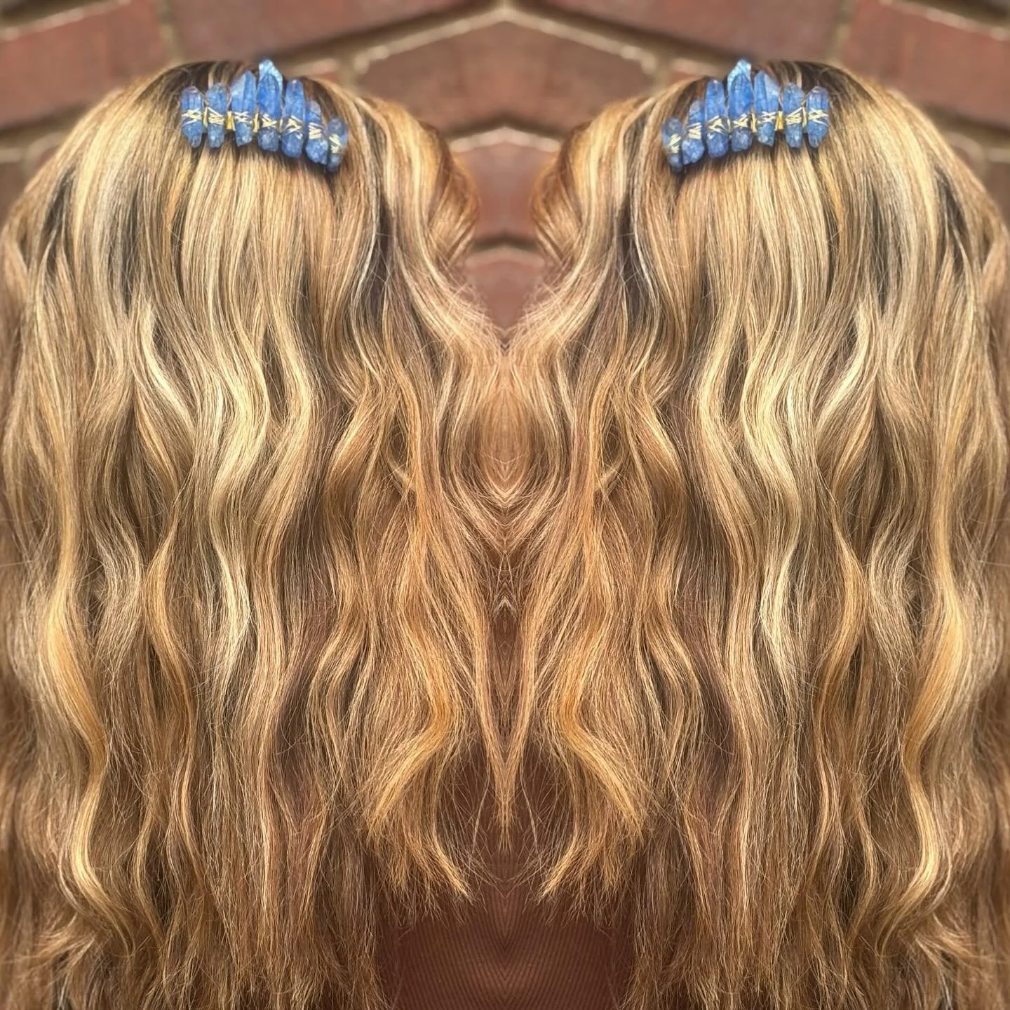 I mean, Goldie locks? So gorg!🌸🌸🌸🌸🌸🌸

Toned with @milkshakehairpro 

Styled with @milkshakeusa 

Thermo Protector and smoothing cream 🎈🎈🎈🎈