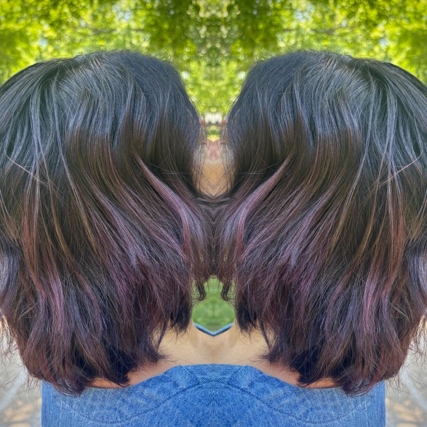 A gorgeous chocolate cherry moment! Swipe for the before 👉🏻 styled with smoothing cream by @milkshakehairpro  @milkshakeusa