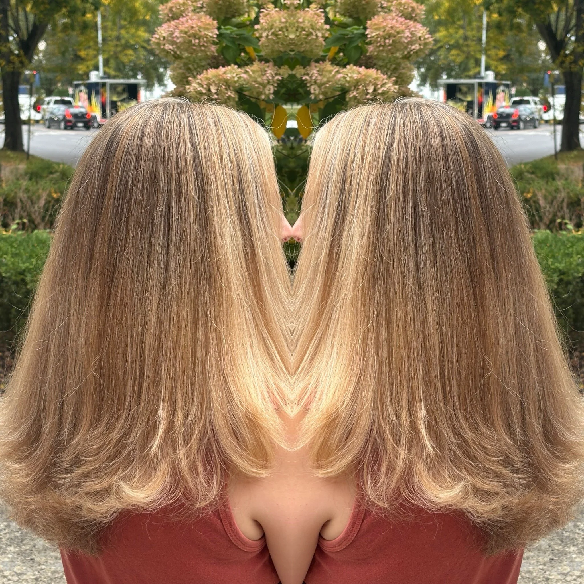What a beautiful high and low transformation! Check out the before 👉🏻👉🏻👉🏻👉🏻

Glossed with @milkshakehairpro  9N and so so gorgeous!