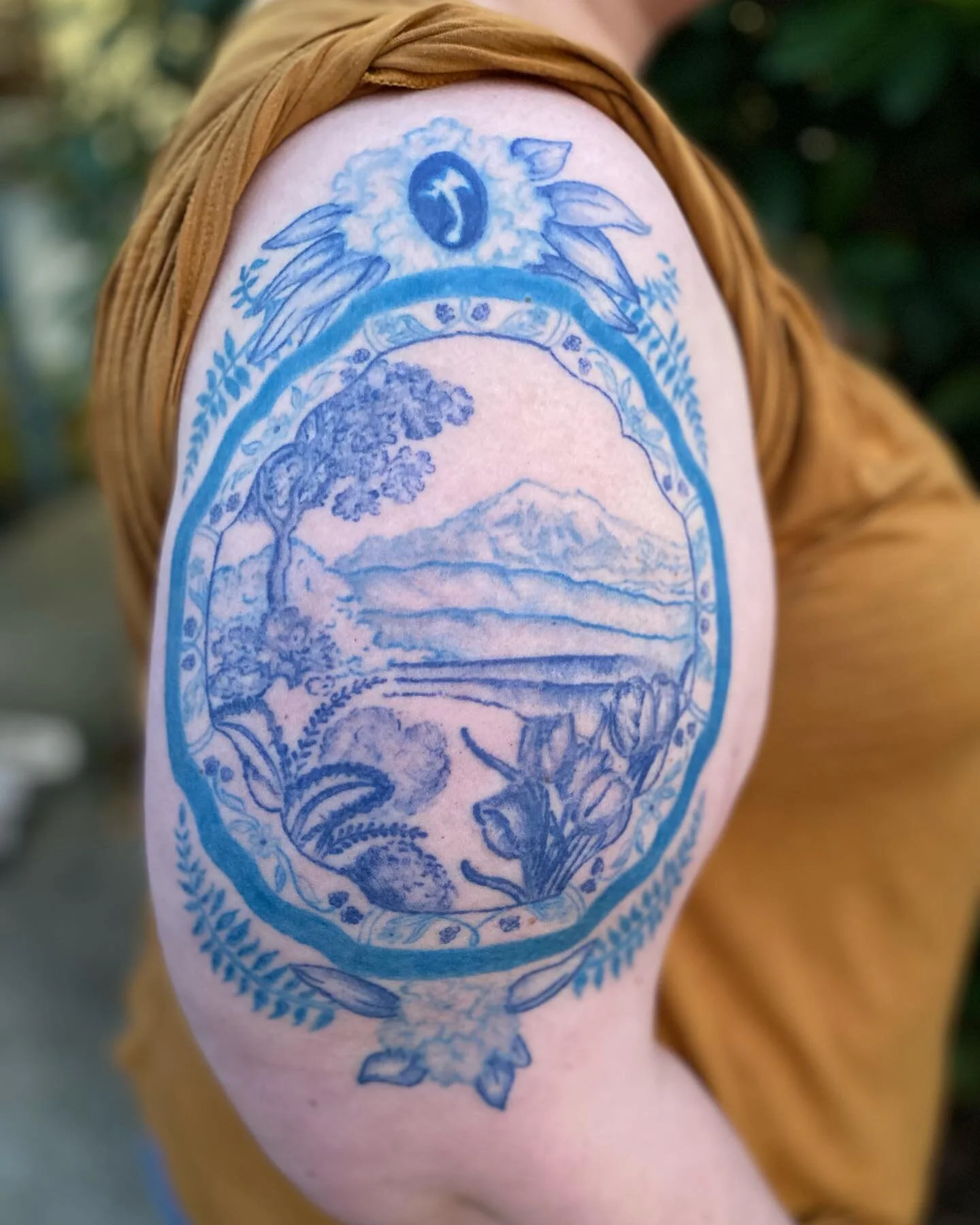 Still shots of @mijostumpfy’s Delft-style quarter-sleeve. Featuring local PNW botanicals and Koma Kulshan as viewed from the islands in the Salish Sea. The original vision was of just this piece, but visions evolve and we have begun work on Mij