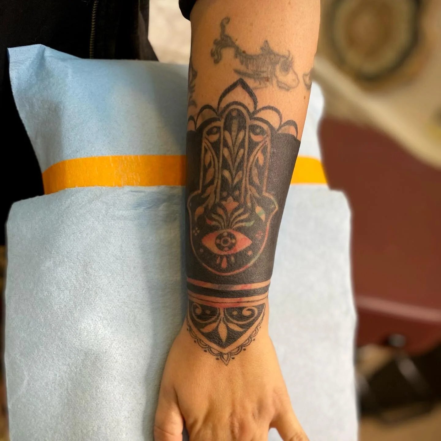 🖤🖤🖤
Finished up this blastover blackout gauntlet with hamsa for @ahavah31 this morning. Always a pleasure, dear friend. Thank you for your dedication and trust. 
More projects like this please! Let’s shift some stories that no longer ser