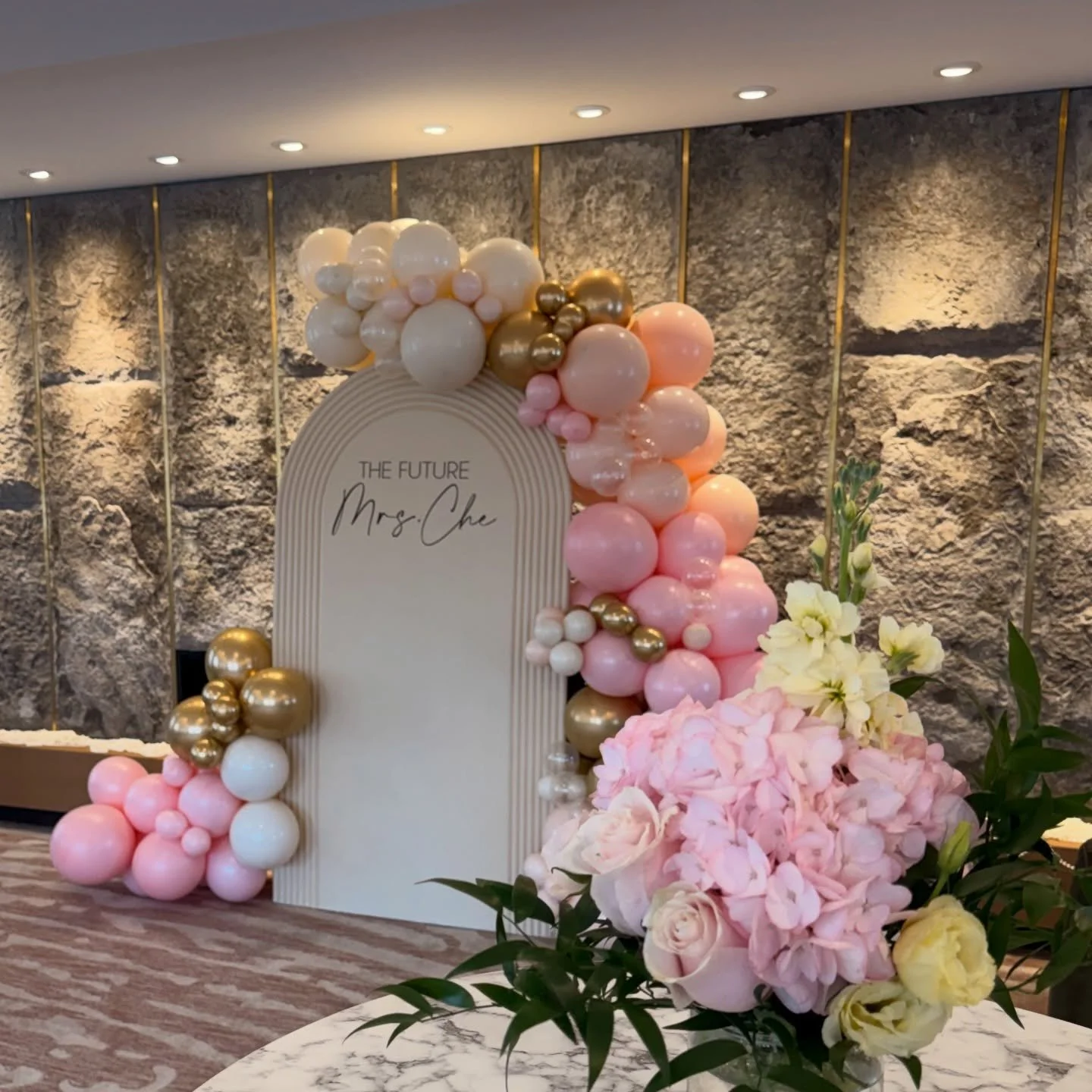 POV: You walk into a bridal shower and see this ✨

Blush, champagne gold, and the perfect moment for The Future Mrs.

Design + balloons: @sempresolis
Because life is worth celebrating.

#bridalshower #futuremrs #bridalshowerdecor #balloondecor #event