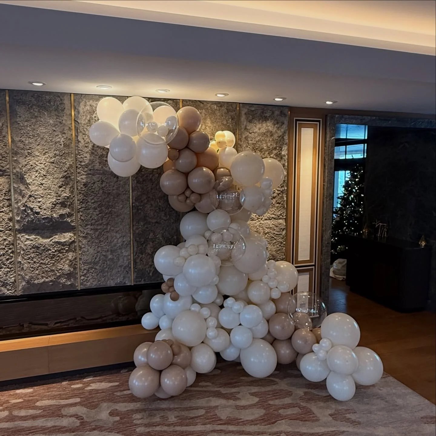 Love a good nude-tone balloon garland 🤍

Soft, elegant, and effortlessly pretty.

Timeless neutrals that elevate any space and let the details do the talking.

Clean. Chic. Always a favourite.

.
Inquiries: 
💻: Hello@sempresolis.com
🌎: www.sempres