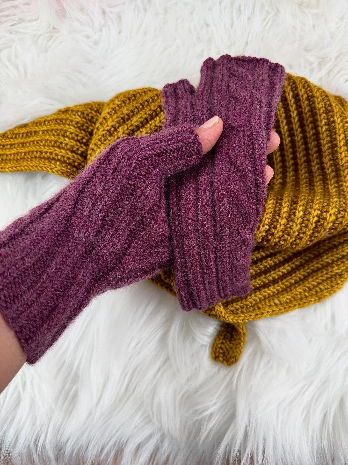 Cityscape Mitts - a perfect little knit gift. I used @purlsoho cashmere merino bloom - a super luxurious and soft base - which did obscure the cables a bit - but worth it for how cozy these mitts feel. 

Pattern from @toriknitsnyc 

#mitts #purlsohob