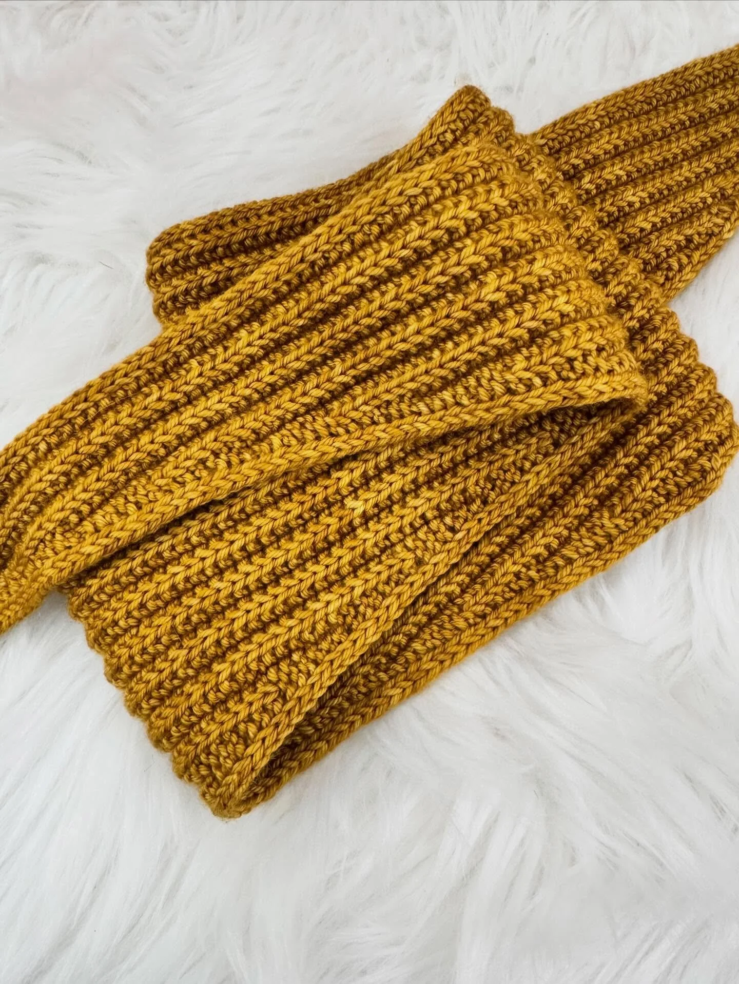 Super late to the bandwagon but fully on now!!! 

I knit the #SmallFryScarf by @samantha_guerin_design as a holiday gift for one of my kid&rsquo;s teacher, and now I for sure need one of my own. 

Yarn is @spunrightround in Call me Ale 

#giftknittin