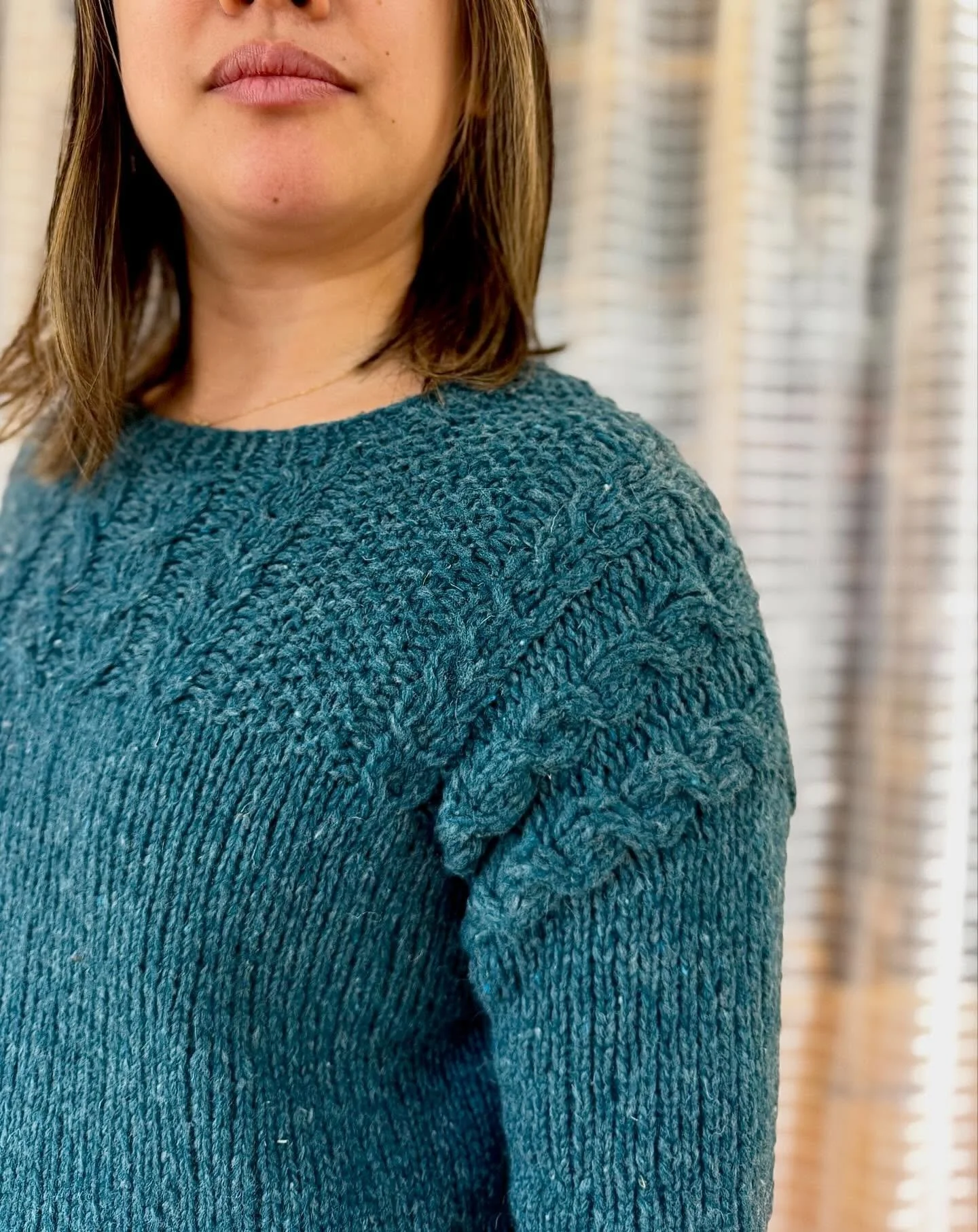 A moment for my first (and probably last 😂) unspun garment. @wooldreamers_us Manchelopis yarn makes for a beautifully light, airy, and warm garment - but for someone who is naturally a bit clumsy and tugs on their yarn 🙋🏻&zwj;♀️- the knitting expe