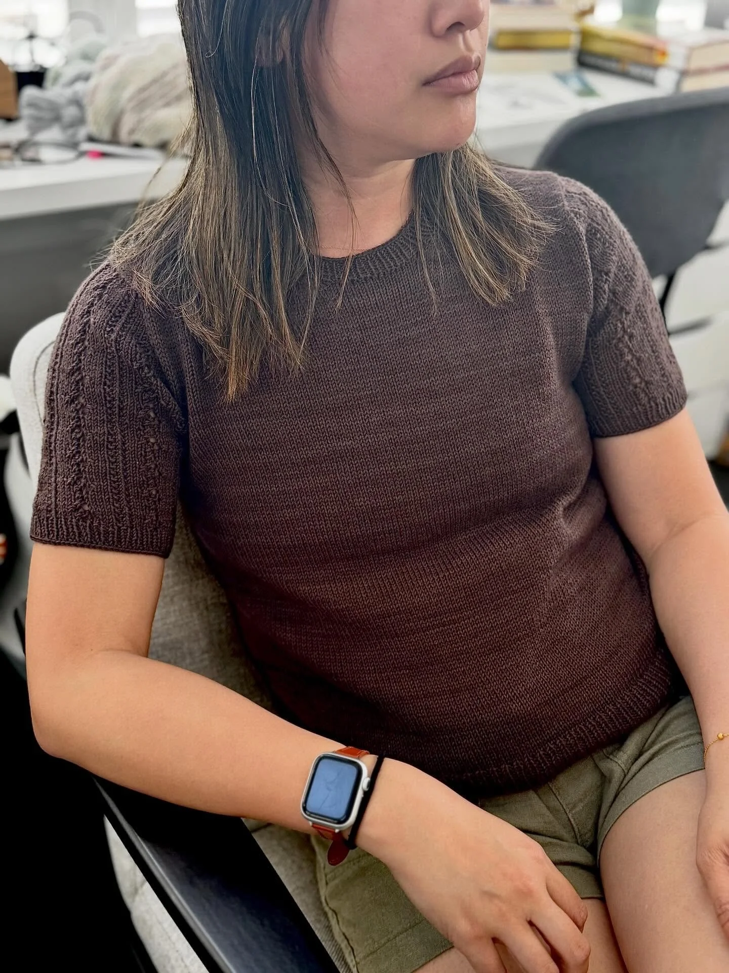 Cosmopolitan Tee by @toriknitsnyc 

The most perfect casual but dressy tee. In a beautiful dark brown from @hellolavenderdesign 

I already want a black one and a lighter colored one&hellip; or in all the colors?! 

#cosmopolitantee #hellolavenderdes