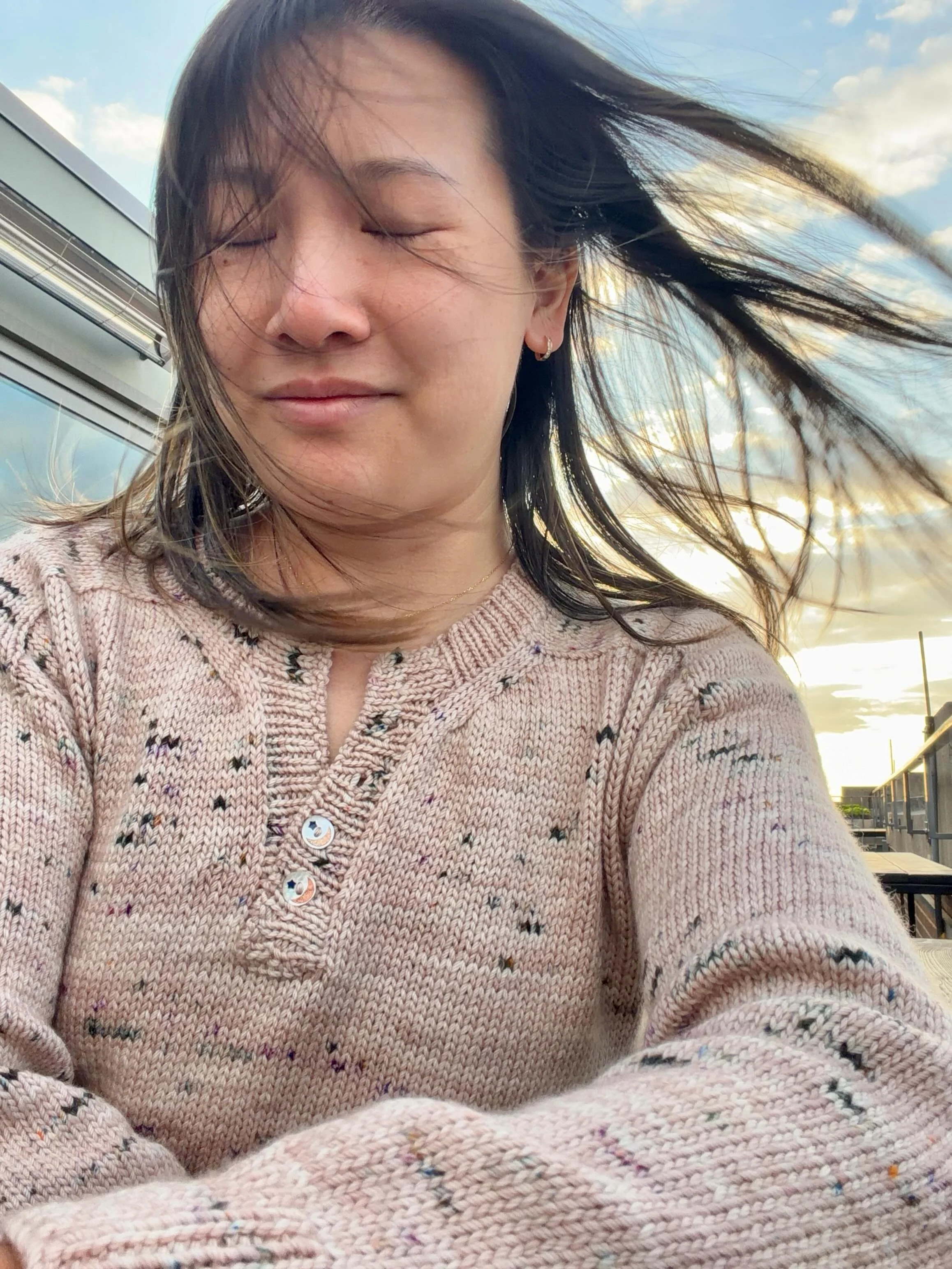 Throwback to a windy Chicago rooftop bar earlier this month&hellip; 

I&rsquo;m so glad I got a chance to wear my finished #CourageHenley by @toriknitsnyc before the warm weather set in for good. I knit it in my trusty @woolberryfiberco in Pressed Fl