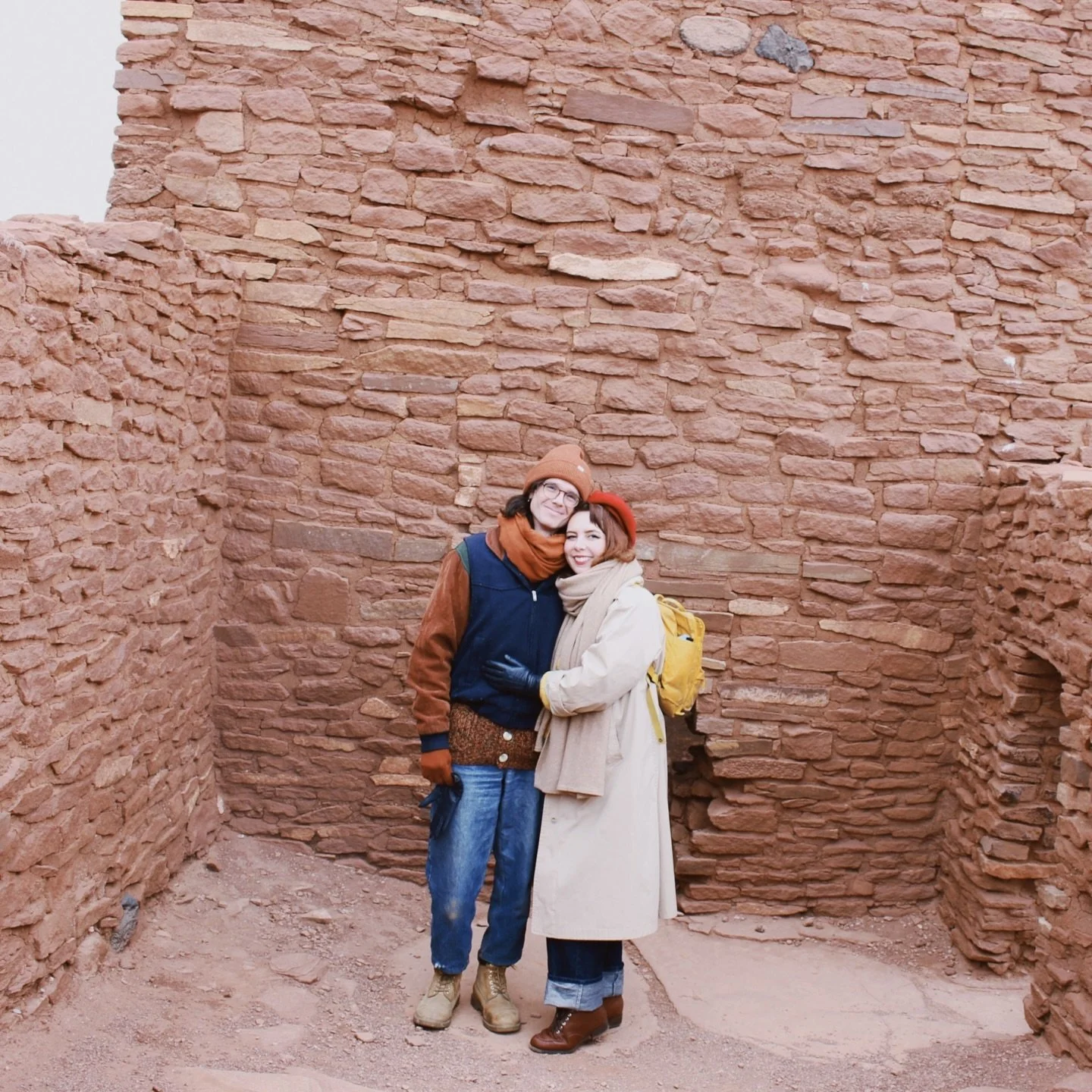 The fianc&eacute;s visit Wukoki Pueblo 🏜️🐦&zwj;⬛

Sarah is wearing:
&bull; #vintage coat + gloves
&bull; #secondhand cashmere scarf
&bull; beret from some touristy stand in Paris 
&bull; @freddiesofpinewood jeans
&bull; @memeryshoes boots
&bull; @f