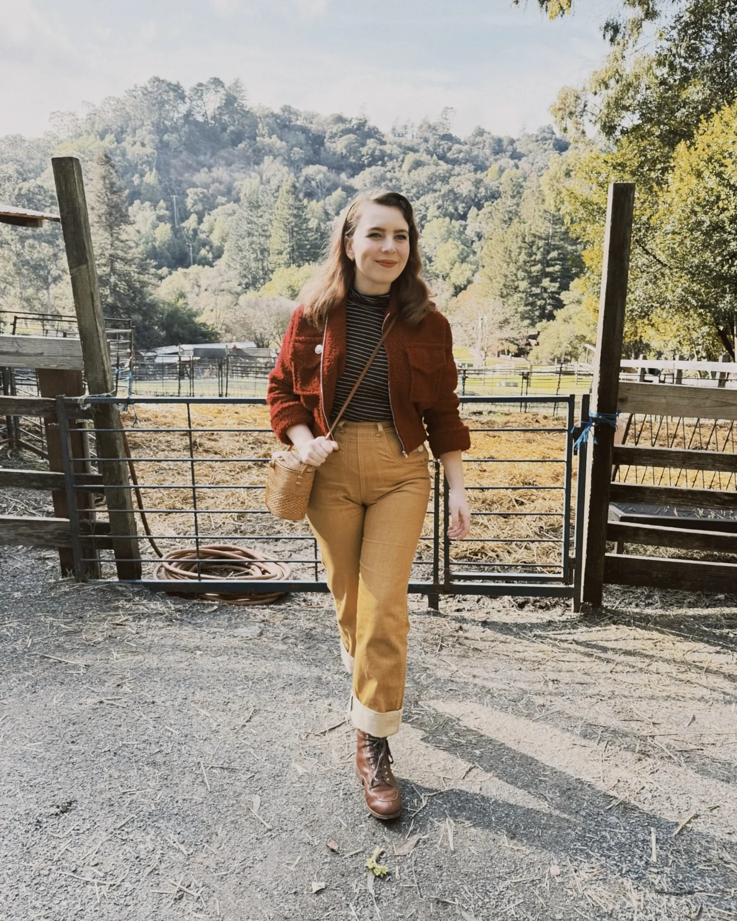 Cow kissin&rsquo; kinda Sunday morning 🐮💛

Wearing:
&bull; headscarf + bag: @madewell 
&bull; turtleneck: #secondhand 
&bull; topper + jeans: @freddiesofpinewood 
&bull; boots: @memeryshoes 

🏷️ #vintage #vintagestyle 1950s, 1940s, vintage outfit,