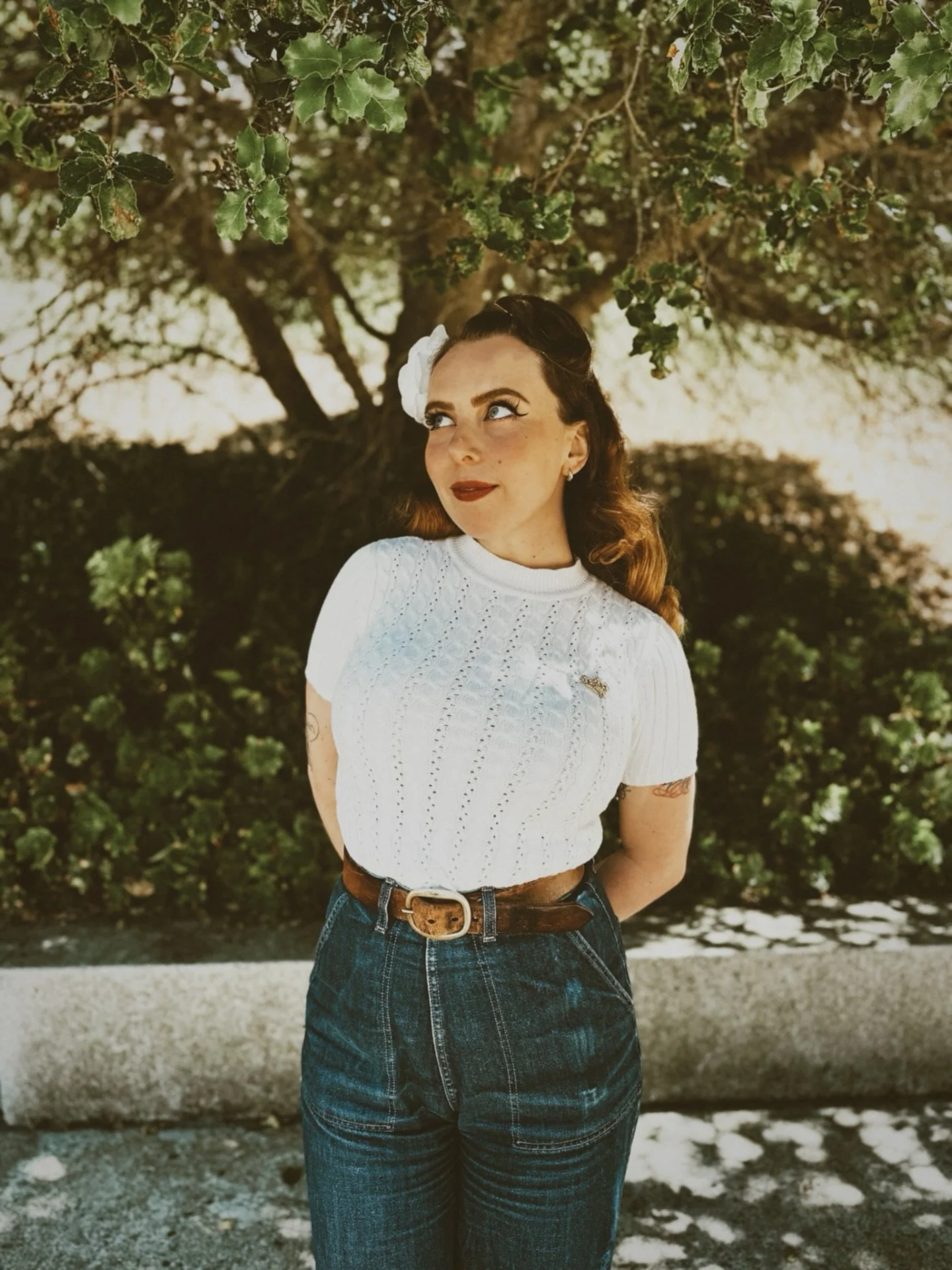 I lost my hair flower shortly after this photo was taken 😔💔 

&bull; jumper, belt, and brooch are vintage
&bull; hair flower WAS me made (rip)
&bull; jeans are @freddiesofpinewood 

#vintage #vintagestyle #vintagestylenotvintagevalues #vintagefashi