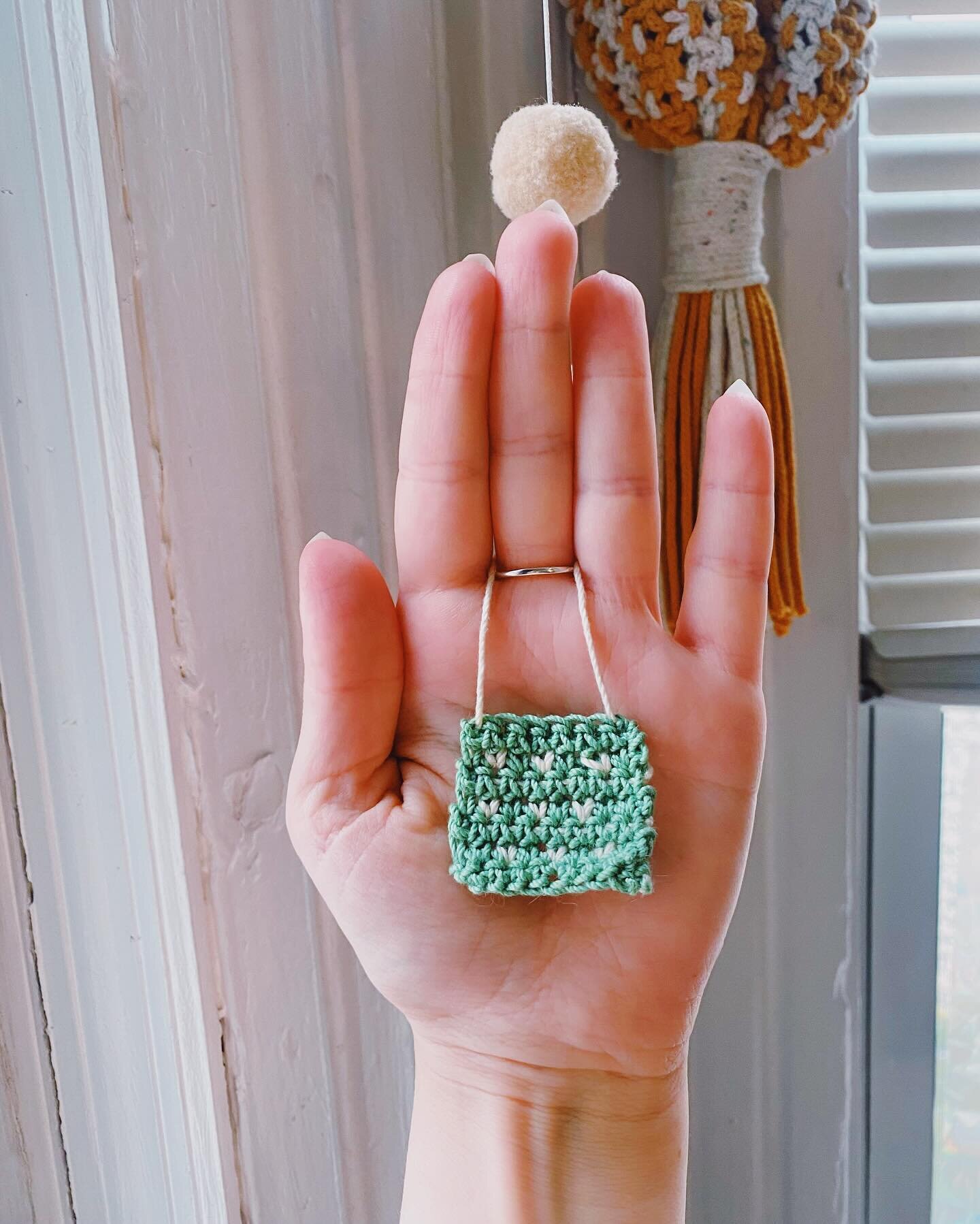 I made Spencer a teeny tiny valentines tapestry in the colors of his first two shells 🐚💚🤍✨
.
.
.
#tapestry #microcrochet #crochet #crocheting #crochetlove #crochetaddict #crochetersofinstagram #crochetinspiration #tiny #tinydecor #mini #minature #