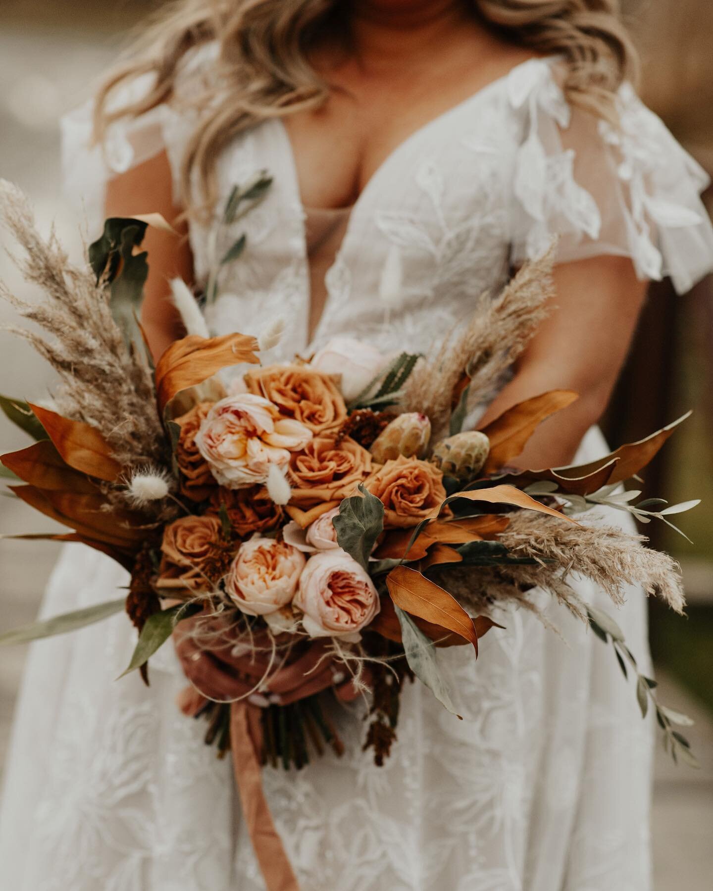 this color palette ✨ 

photographer: @mountainpeakstudios 
venue: @gallopinghillgolfcourseevents