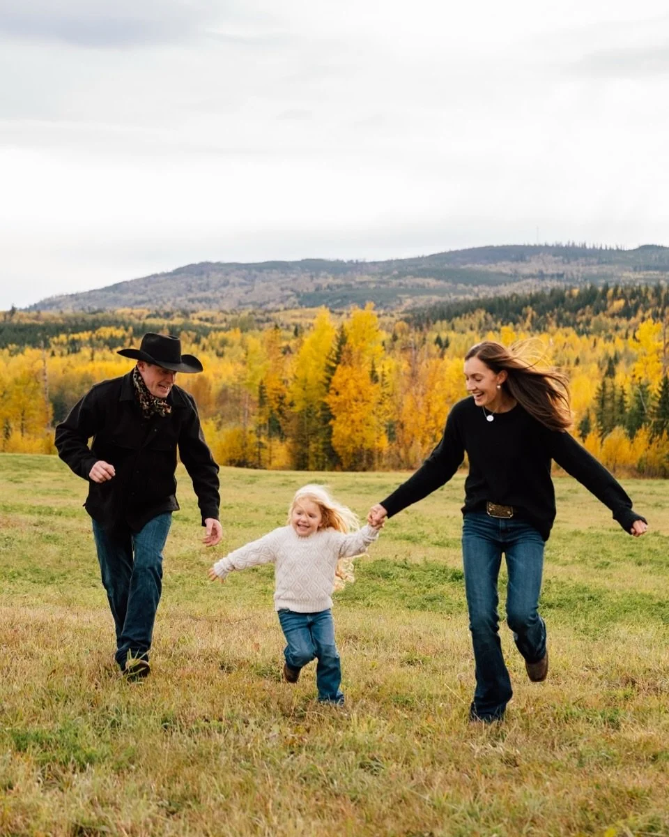 LAST CALL for Fall Family Photos 🍂✨
If you&rsquo;ve been dreaming of Christmas card photos that feel a little more you&mdash;or if you&rsquo;ve been on the fence about booking family photos&mdash;now&rsquo;s the moment to jump in.

The leaves won&rs