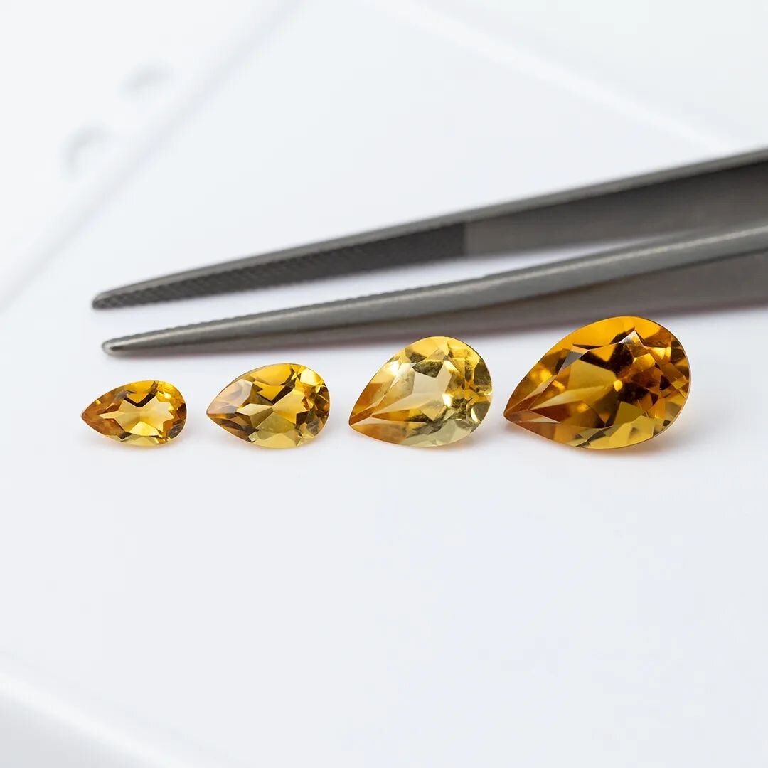 CITRINOS 💛 🍋✨️

Corte: Pera 

Color: 

Amarillo
Amarillo Golden

Medidas: 

5x3 mm
6x4 mm
7x5 mm 
8x5 mm
9x6 mm 

Pregunta por disponibilidad 😍🔥💫

#gemstones #gemas #jewelry #gemstone #jewelrydesigner #joyer&iacute;a #gemcutter #coloredgemstones