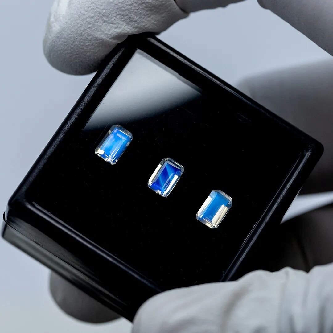 PIEDRA LUNA 💙🌛✨️

Corte: Esmeralda 

Color: Azul 

Medidas: 6x4 mm 

Pregunta por disponibilidad 🔥💫💎

#gemstones #gemas #jewelry #gemstone #jewelrydesigner #joyer&iacute;a #gemcutter #coloredgemstones #finejewelry #gemmology #gemologist #gemsedu