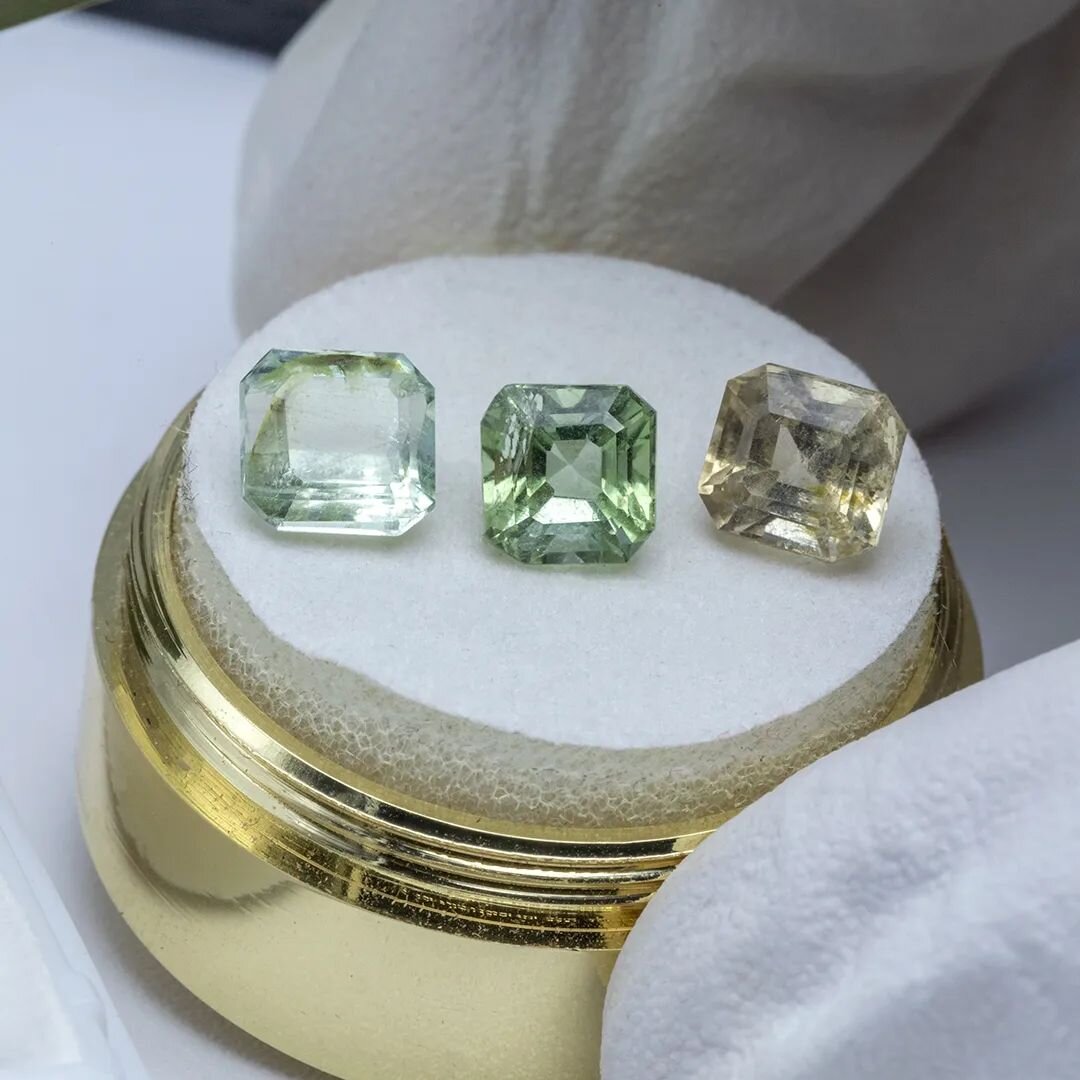 ESPINELAS 😍✨️

Corte: Asscher 

Color: 

Beige
Verde 
Verde Agua 

Medidas: 

5.9 x 5.7 mm
6.2 x 5.8 mm
6.5 x 6.3 mm 

Pregunta por disponibilidad ❤️&zwj;🔥🔥💎

#gemstones #gemas #jewelry #gemstone #jewelrydesigner #joyer&iacute;a #gemcutter #color