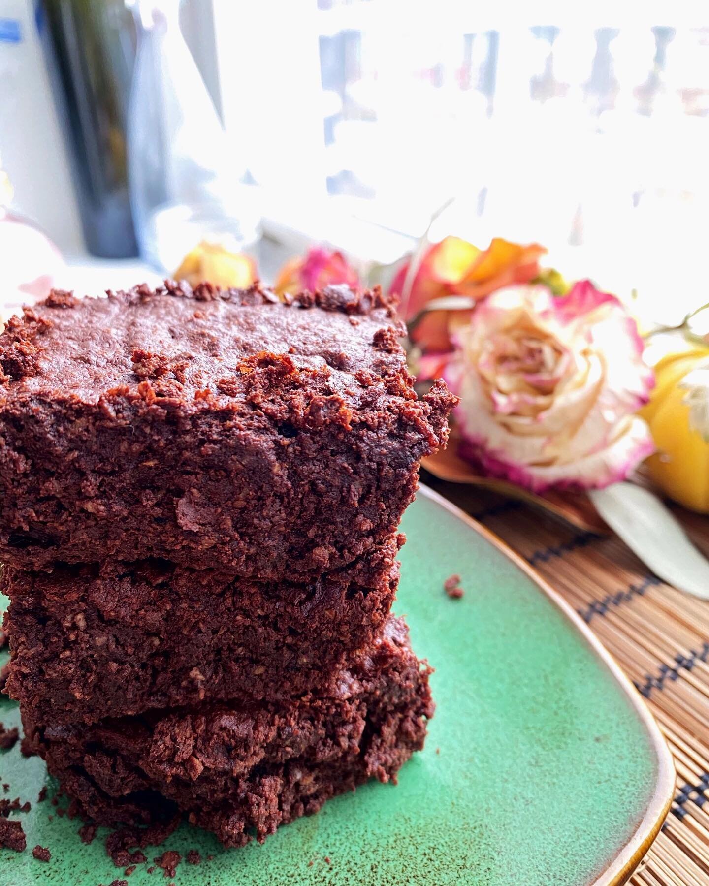 oat flour brownies🍫
⁣
OoOooOoo 😗😗😗deez brownies tho!! 😍Tried @leeks.and.lemons brownie recipe out and it was hella choc👏🏼late👏🏼tey👏🏼 They were a bit drier than I would have liked so maybe next time I'll add more fat/moisture. I tweaked the