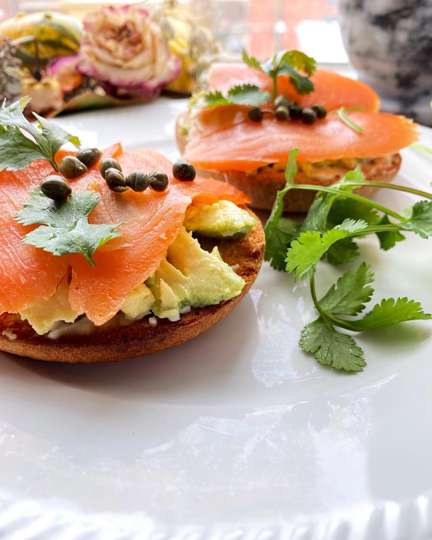 lox + avo bagel sandwich🥯
⁣
This is essentially my favorite sushi roll on a bagel💕 
⁣
But also ✋🏼 Why have I been paying too much money for lox bagels when it&rsquo;s way cheaper and super simple to make at home🙃
⁣
What&rsquo;s in this one?
🥯GF 