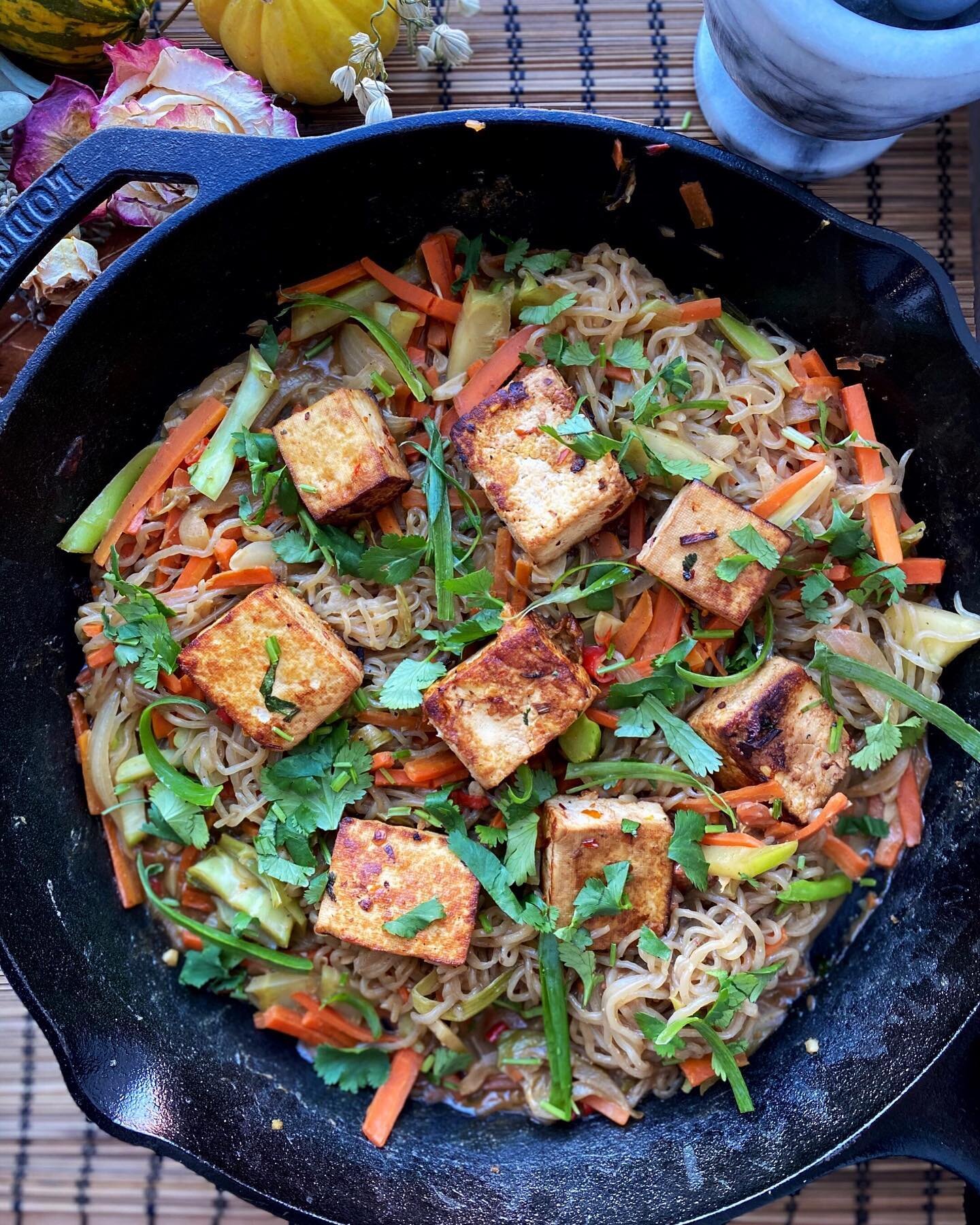 pan-fried tofu + shirataki noodz in satay peanut sauce🥜 

Shirataki noodles pair extremely well with nutty sauces, so I decided to toss it in some satay peanut sauce that I also used to marinate the pan fried tofu + chili garlic sauce🌶 Ohhhh it was