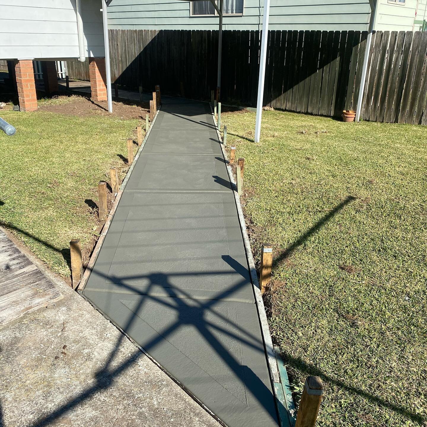 Our client needed some new pathways for easier access. No problem, no job to small for #skcreativeconcreting #kilarneyvale 

Let&rsquo;s Get Creative and Let&rsquo;s Get Concreting
#driveways #paths #concrete #garage #carport #skcreativeconcreting
Gi