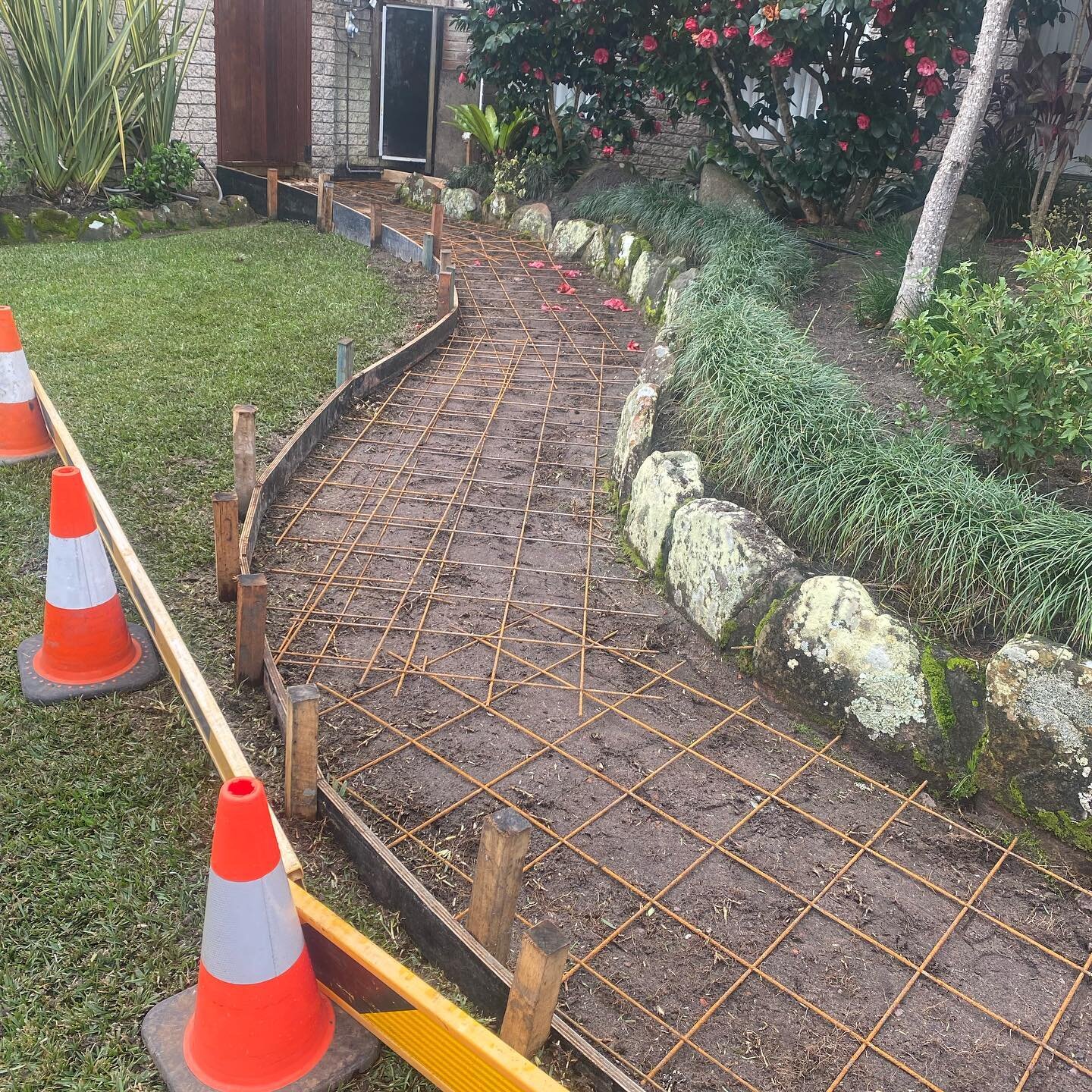 Our client needed some new pathways for easier access. No problem, no job to small for #skcreativeconcreting #sthubertsisland 

Let&rsquo;s Get Creative and Let&rsquo;s Get Concreting
#driveways #paths #concrete #garage #carport #skcreativeconcreting