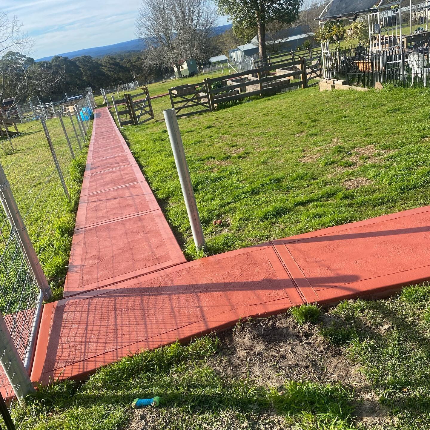 The transformation on the paths has been completed with the final coat of tinting our clients pathways. One very happy client. Watch this space for the complete transformation over the next few weeks. #Kulnura

Let&rsquo;s Get Creative and Let&rsquo;